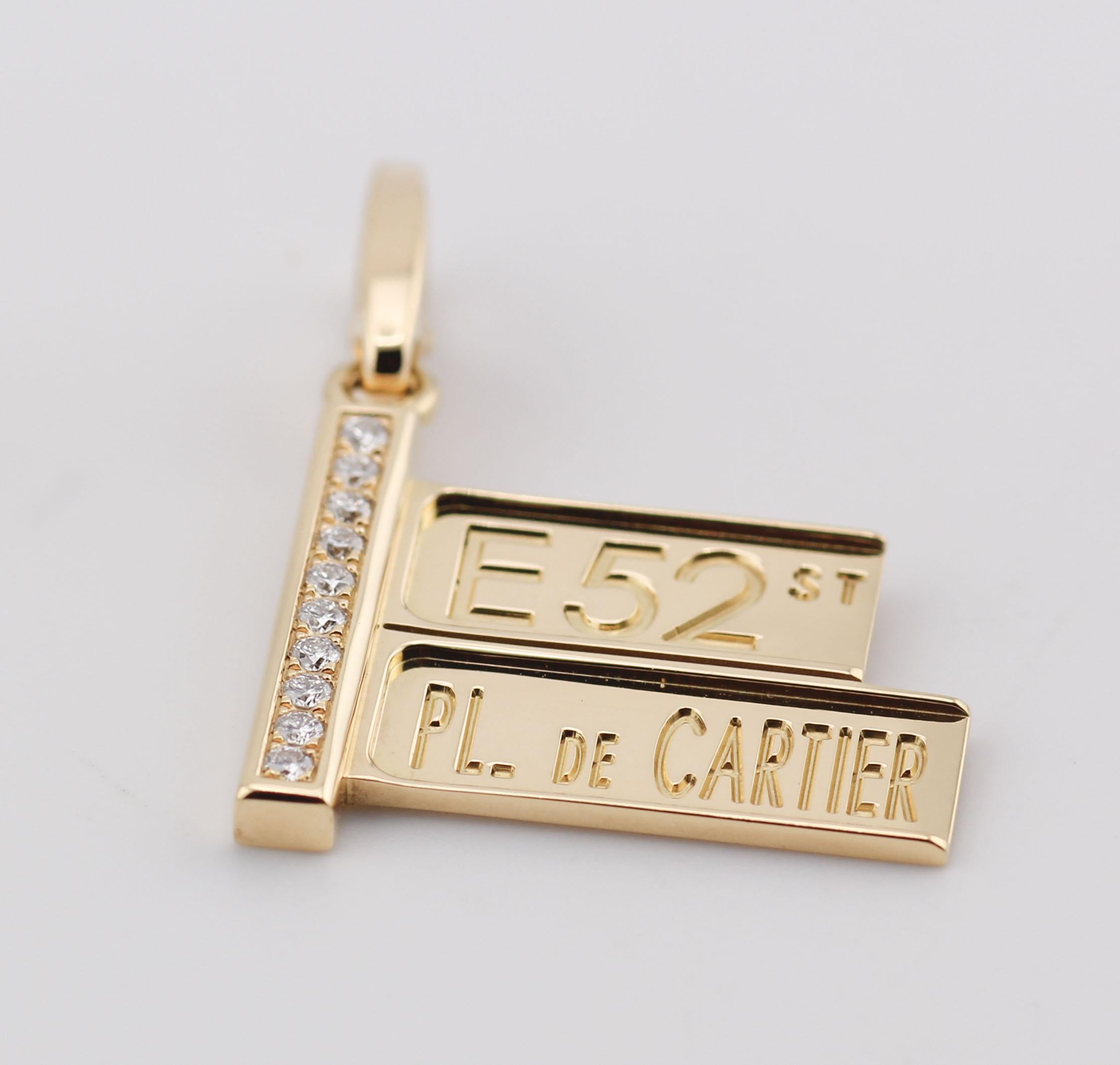 Célébrez l'esprit vibrant de la ville de New York avec cet exquis pendentif à breloque de l'enseigne de la 52e rue de Cartier, une création rare et de collection réalisée dans un luxueux or jaune 18 carats. Rendant hommage à l'emblématique 52e rue
