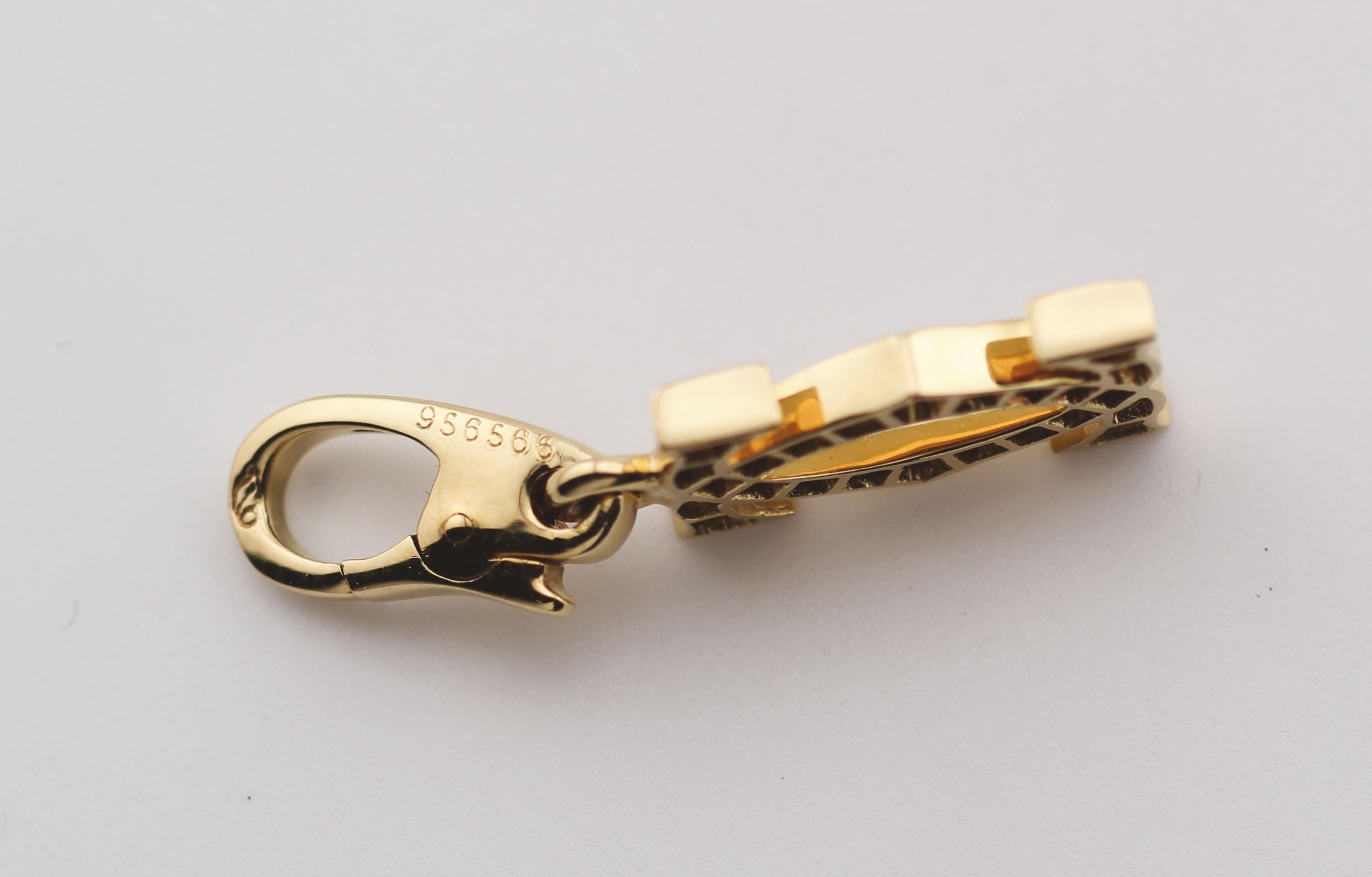 Cartier Pendentif breloque double logo C en or jaune 18 carats avec diamants Unisexe en vente