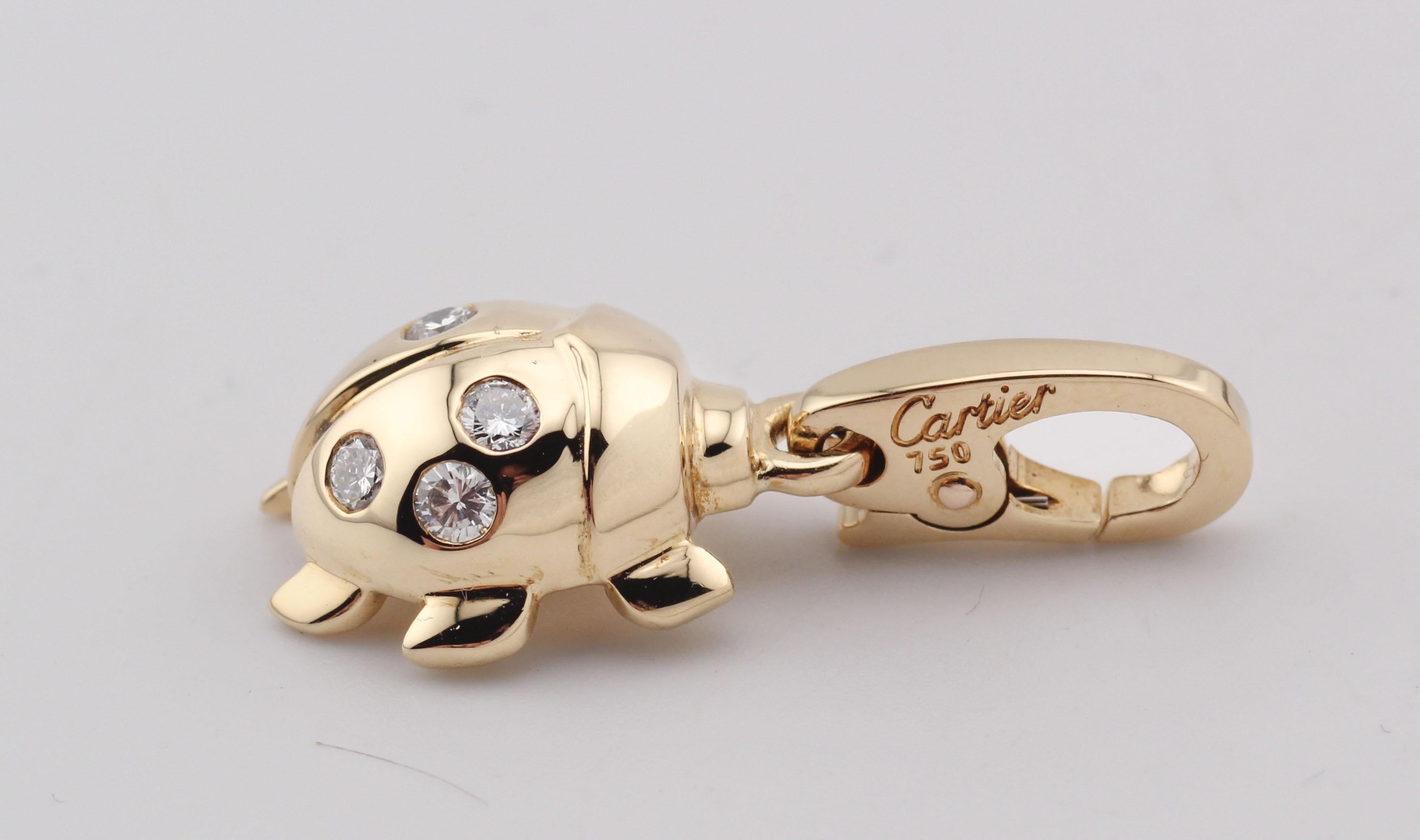 Lassen Sie sich vom Charme dieses Cartier Diamant-Anhängers aus 18 Karat Gelbgold mit Marienkäfer-Charme um das Jahr 2000 verzaubern. Dieser sorgfältig gefertigte Anhänger ist ein Beweis für das Vermächtnis von Cartier, außergewöhnlichen Schmuck zu