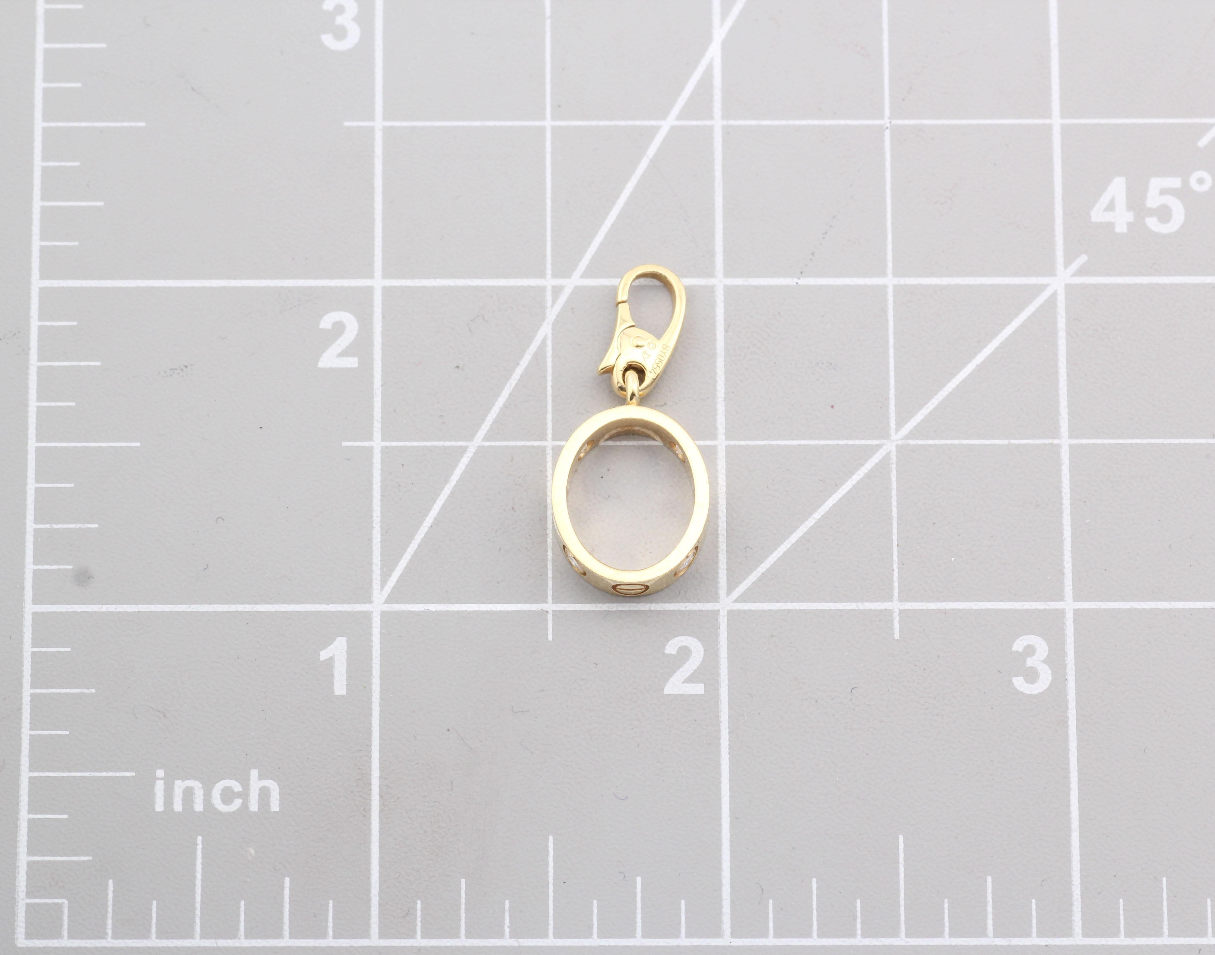 La breloque Love Bracelet en or jaune 18k avec diamants de Cartier est une pièce étonnante et élégante qui illustre le design emblématique et le savoir-faire luxueux de Cartier. Ce charme est fabriqué en or jaune 18 carats, ce qui lui confère une