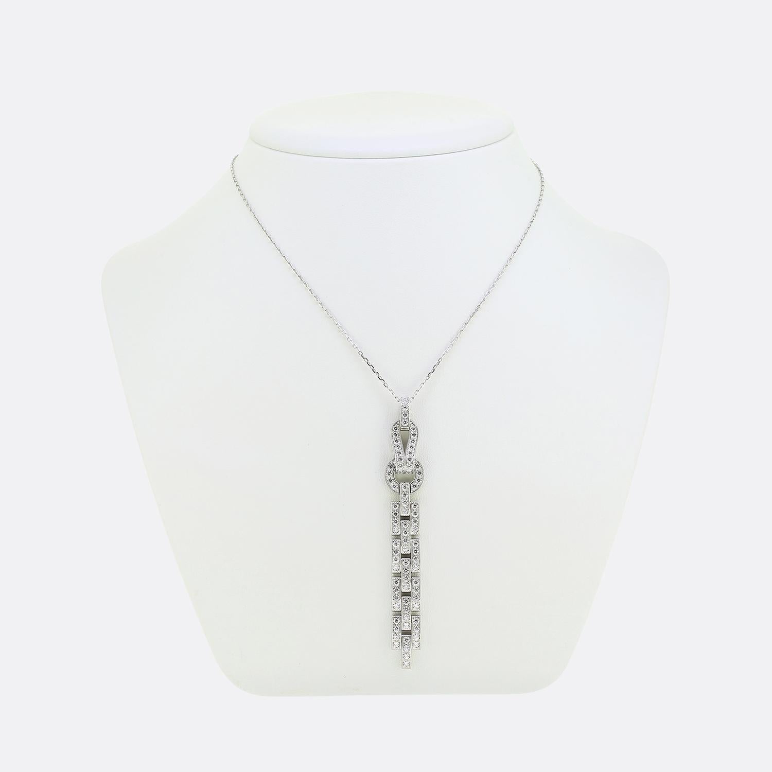 Ecco una splendida collana della famosa casa di gioielli di lusso Cartier. Realizzato in lussuoso oro bianco 18 carati, il pezzo presenta un sofisticato design geometrico. Il pendente è caratterizzato da una serie di maglie rettangolari intrecciate,