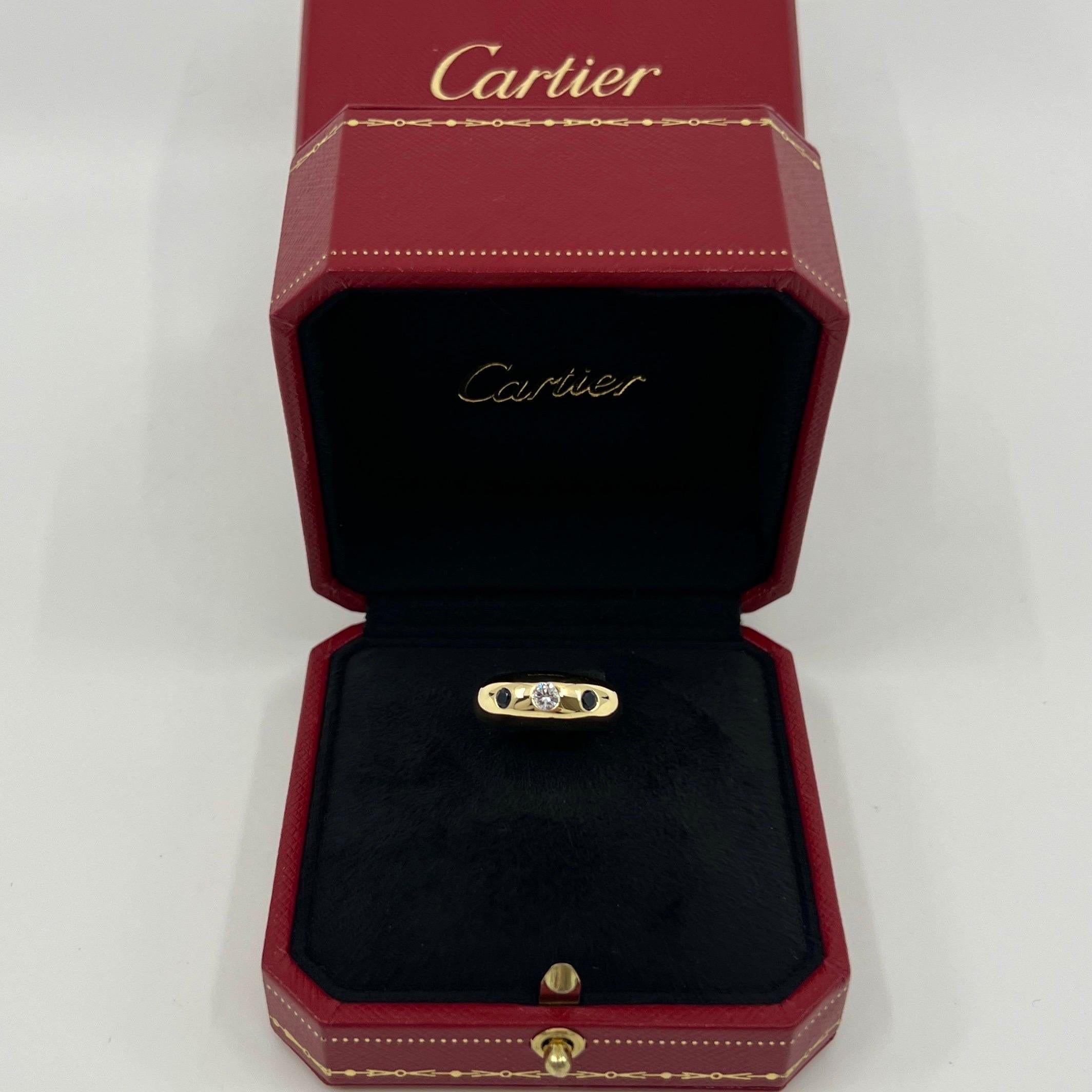Vintage Cartier Diamond And Blue Sapphire 18k Yellow Gold Three Stone Dome Ring.

Superbe bague Cartier en or jaune sertie d'un magnifique diamant central de 3,5 mm de couleur F/G et de pureté VVS. Il est rehaussé de deux saphirs bleus profonds