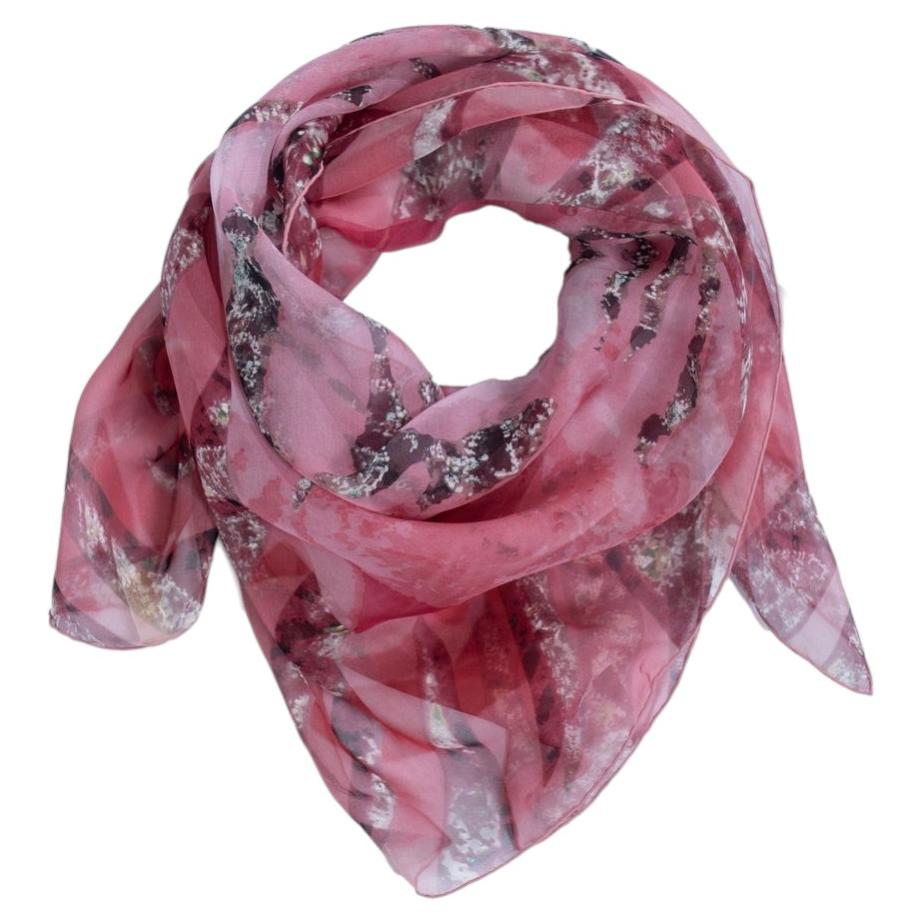 Cartier, foulard con diamanti e giaguaro stampato in rosa