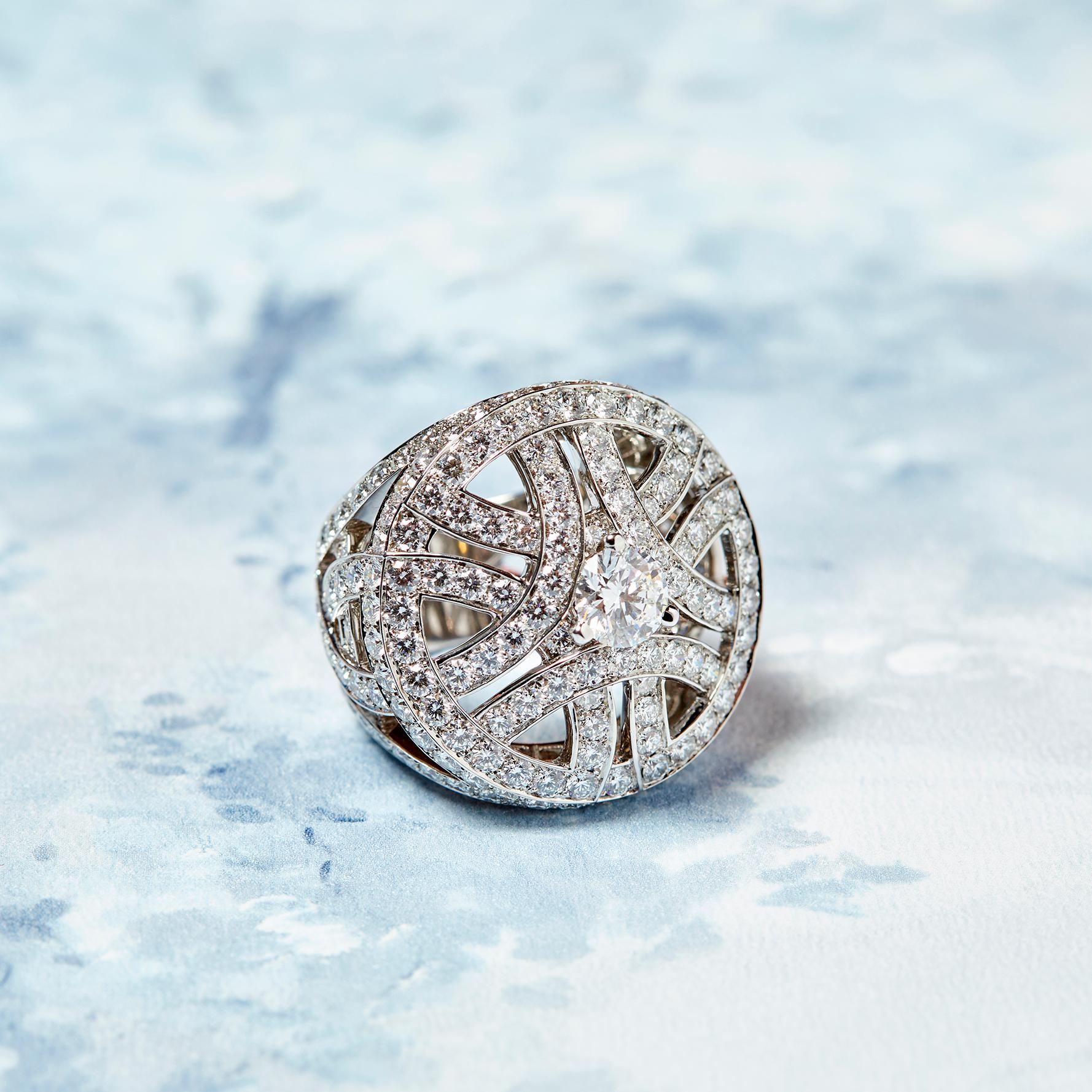 Dieser äußerst skulpturale Ring unterstreicht die Meisterschaft von Cartier im Bereich des durchbrochenen, sich überlappenden Designs. Zweihundert Diamanten im Vollschliff mit einem Gewicht von etwa 7,00 Karat zieren das Stück. Im Mittelpunkt steht