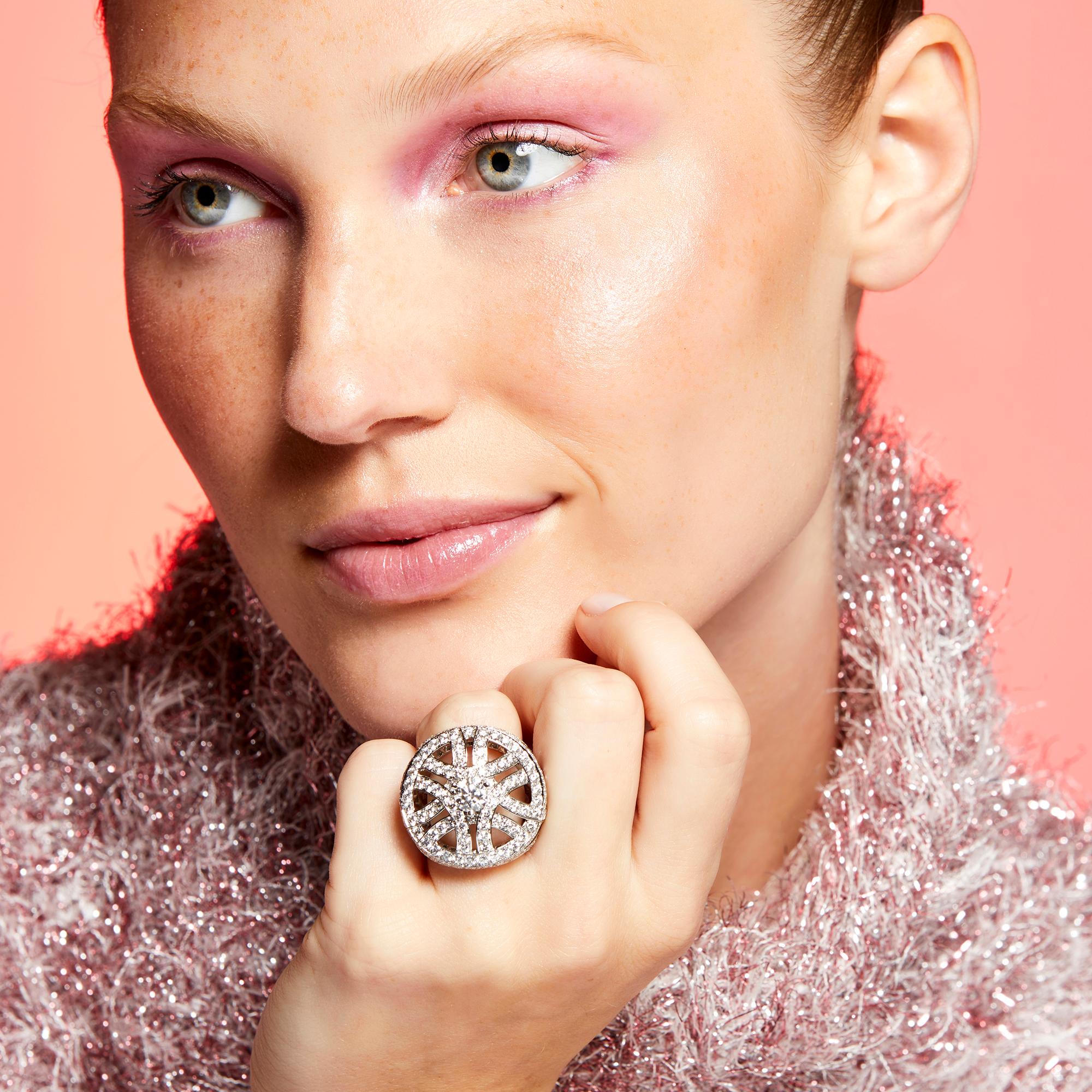 Cartier Ring aus Platin mit Diamant und Platin (Zeitgenössisch) im Angebot