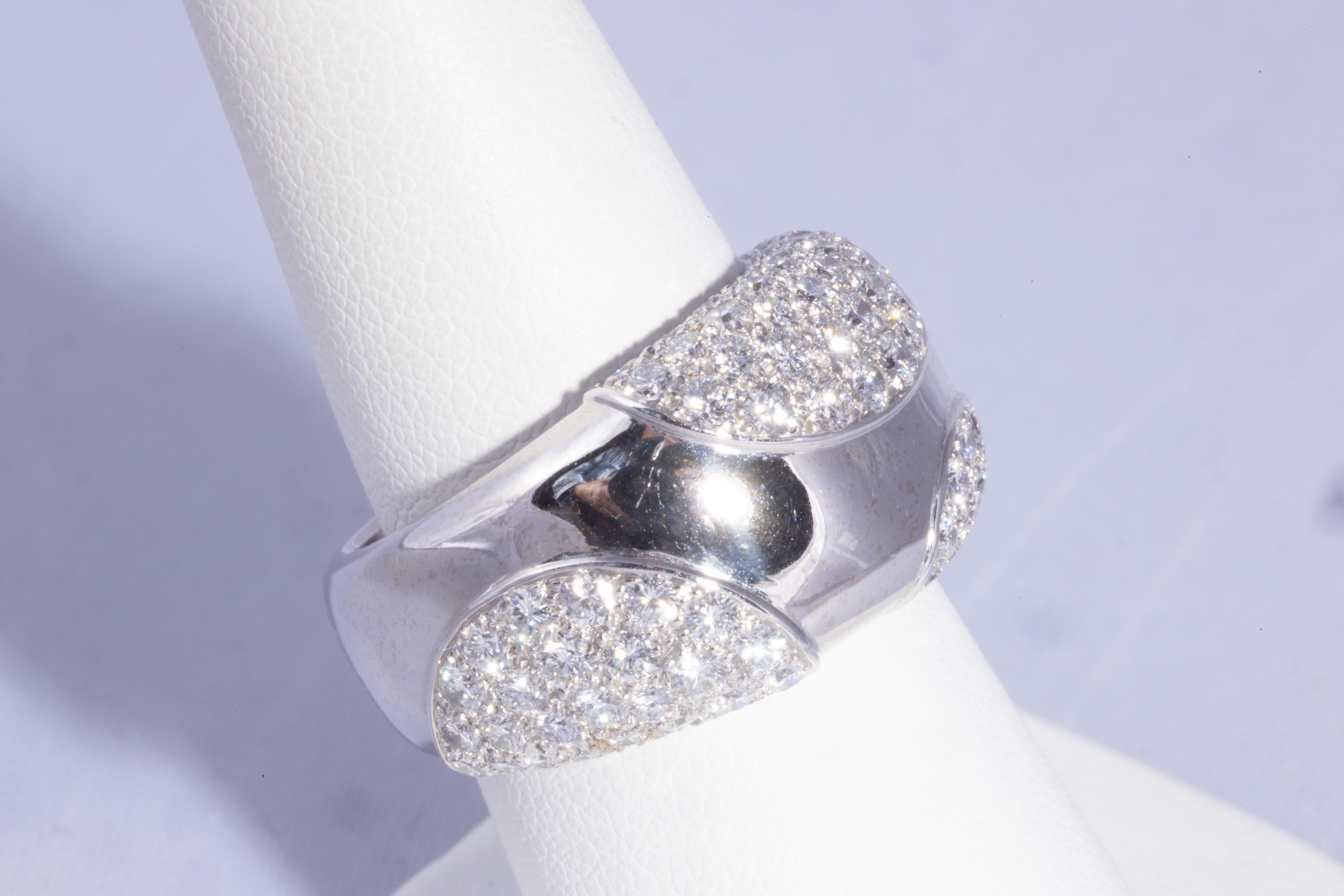 Negli atelier A, dove la tradizione incontra l'innovazione, è stato concepito questo squisito anello a fascia con diamanti e oro bianco. L'anello, che mette in mostra l'eredità di Cartier in fatto di eleganza, presenta un design leggermente