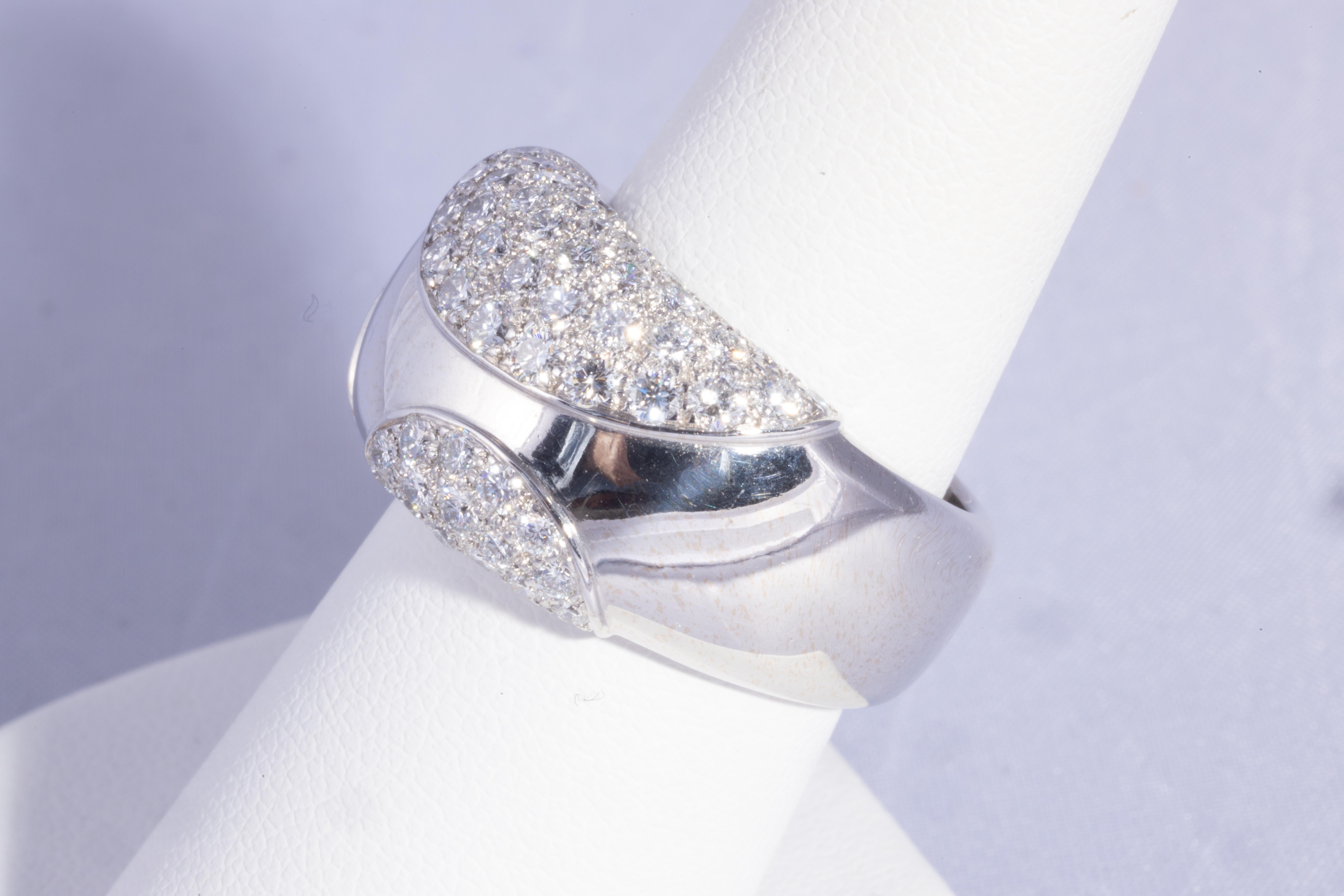 Contemporaneo Anello a fascia con diamanti e oro bianco di Cartier, 1,70 carati in vendita