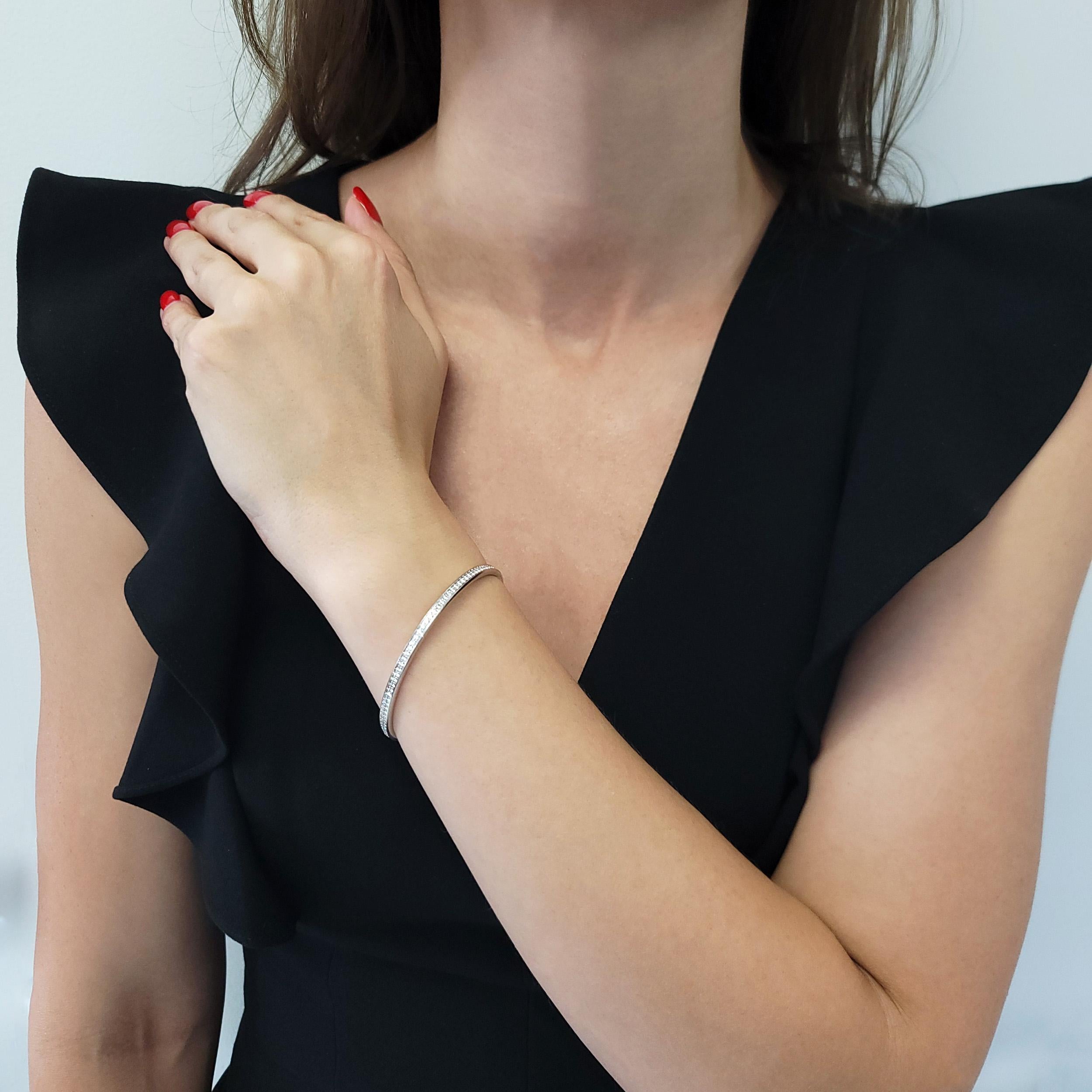 Cartier Diamant-Armreif Armband in 18k Weiß
Gold. Dieser Armreif ist rundherum mit einer einzigen Reihe runder Diamanten im Brillantschliff besetzt. Es gibt 98 runde Diamanten im Brillantschliff mit einem Gesamtgewicht von ca. 2,00ct, Farbe F-G,