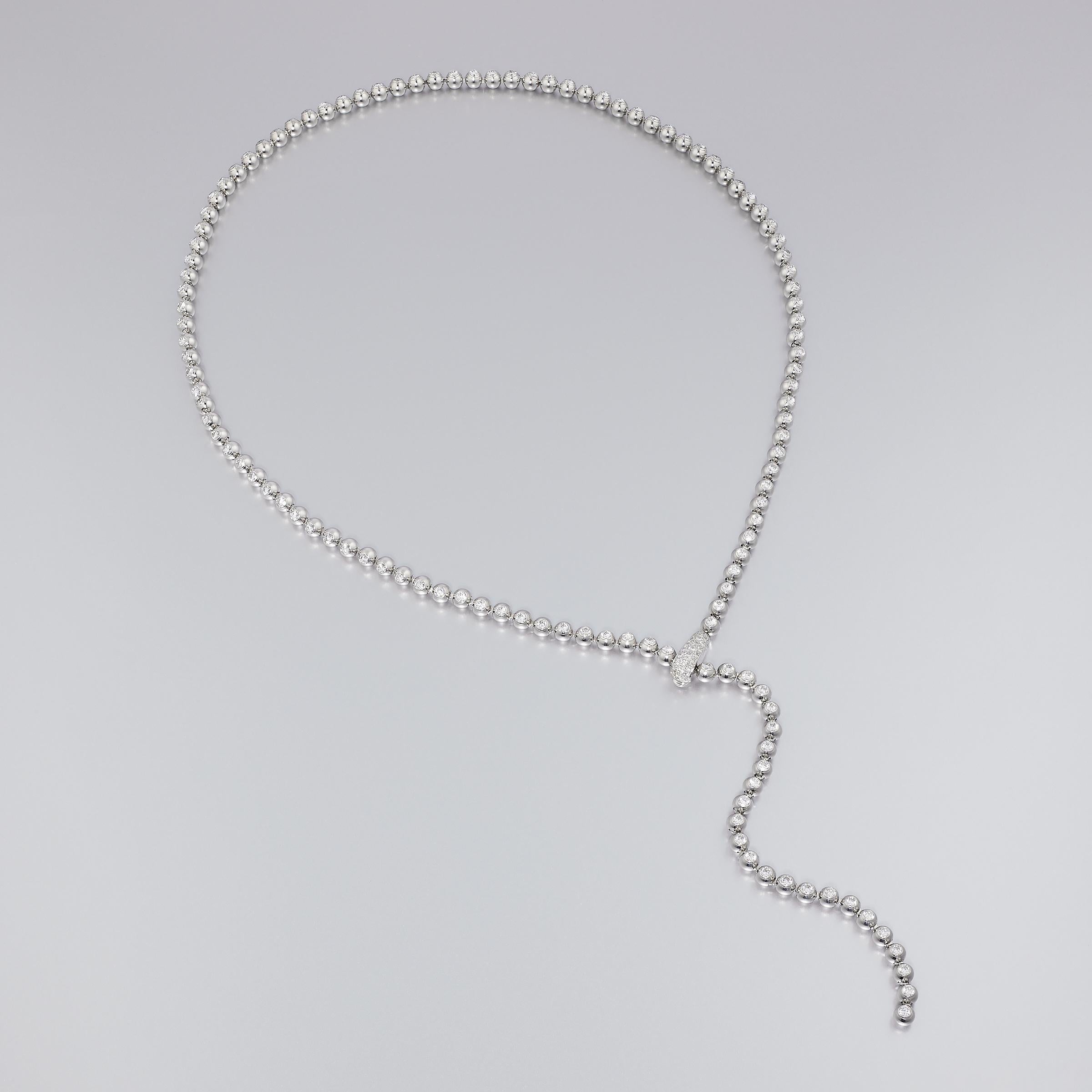 Eine prächtige Vintage Cartier Paris Diamanten Perle lange Halskette mit etwa 7 Karat von höchster Qualität Diamanten (E-G Farbe / VVS Klarheit) alle in glänzenden 18 Karat Weißgold gesetzt. Das Seilcollier besteht aus 125 identischen, perfekt