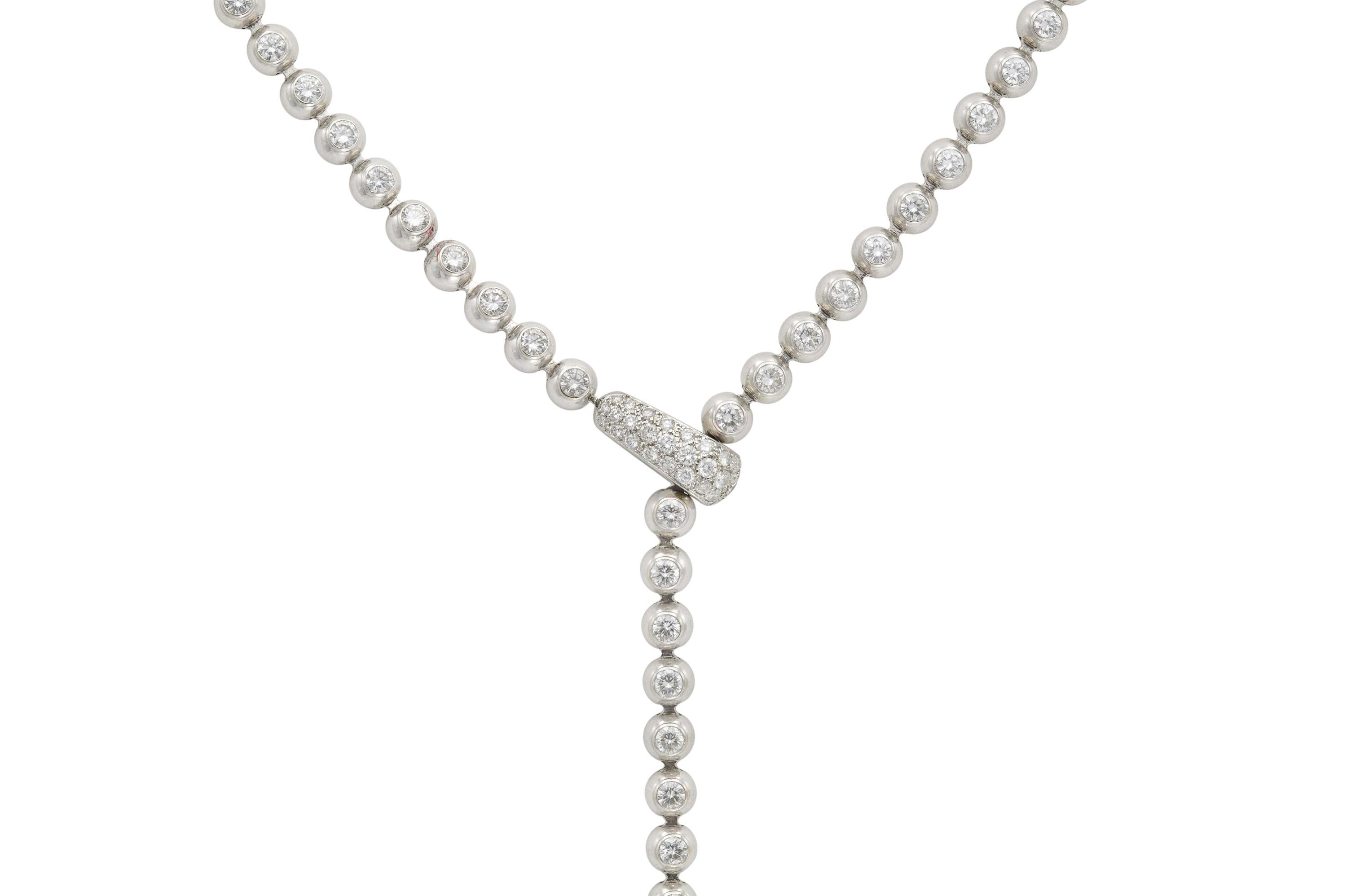 Das Collier ist aus 18 Karat Weißgold gefertigt und mit runden Diamanten im Brillantschliff mit einem Gesamtgewicht von etwa 2,75 Karat besetzt.
Signiert und nummeriert von Cartier.
22 Zoll Gesamtlänge.