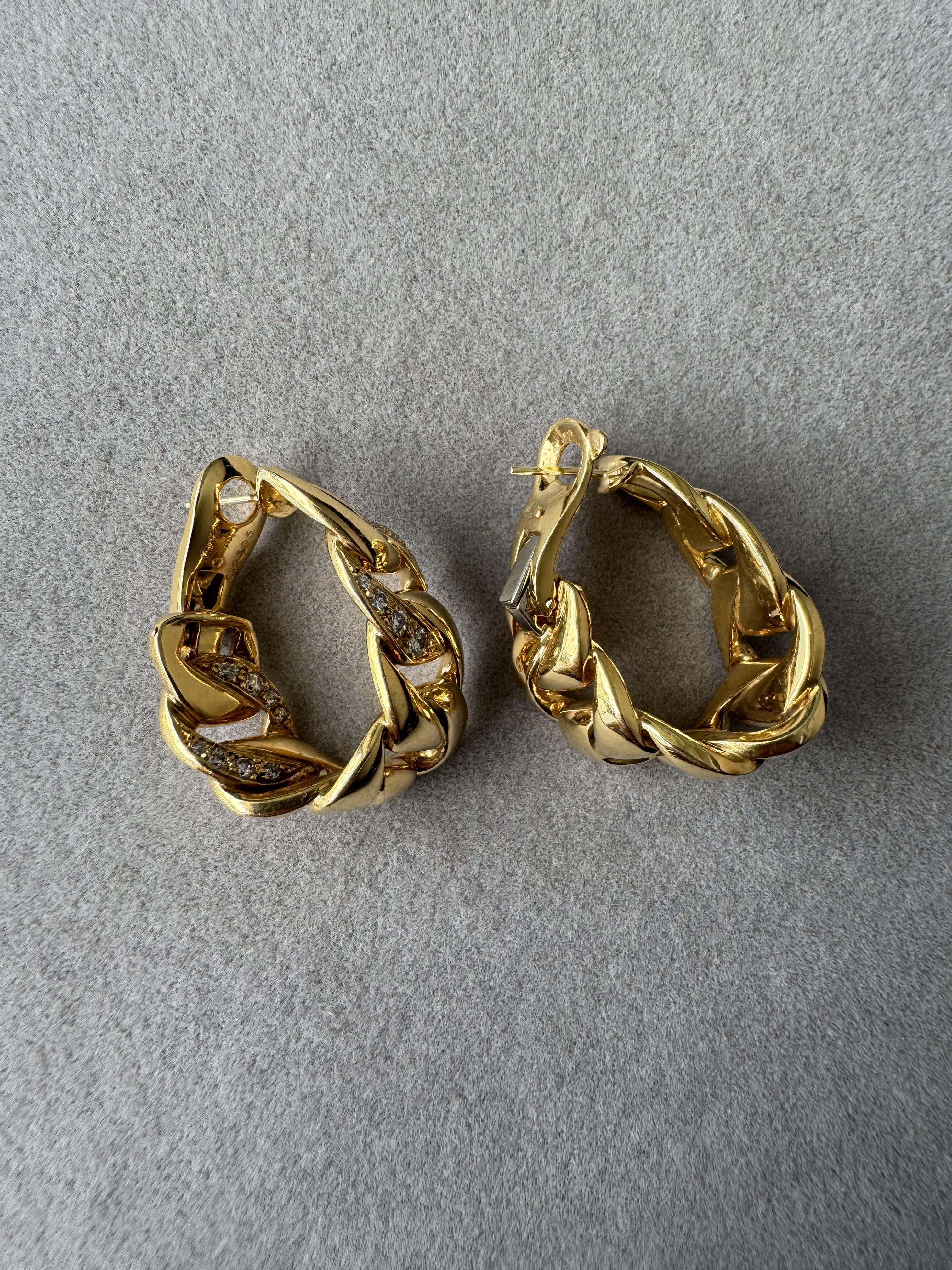 Pendientes Cartier Diamond Bergamo 18K Gold Hoop Cuban Curb Link Vintage Estate
DISEÑADOR: Cartier
MATERIALES: Oro amarillo de 18 quilates
GEMSTONE: 0,80cts Diamante talla brillante redondo
PESO: 29,75 gramos
DIMENSIONES: 1