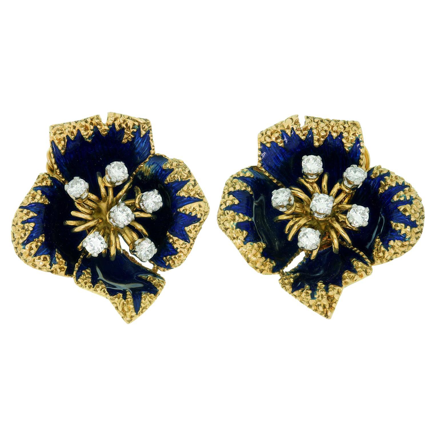 Boucles d'oreilles Clips en or jaune avec fleurs en émail bleu et diamants de Cartier