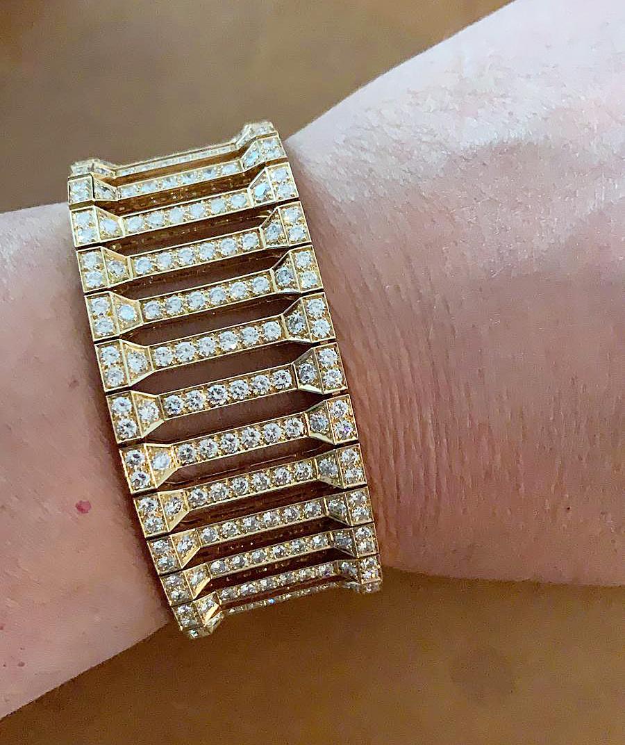 Cartier Pluie Diamant Gelbgold Armband
18k Gelbgold Diamant-Armband signiert Cartier.
Diamant mit einem Gewicht von ca. 35 Karat.
Abmessungen: ca. 7