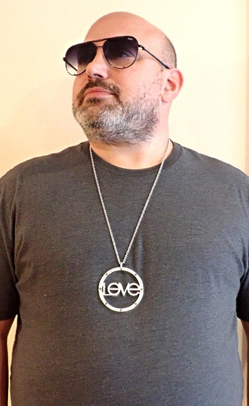 Collar de cadena de oro blanco de eslabones largos con colgante de amor de cerámica con diamantes Cartier en venta 6