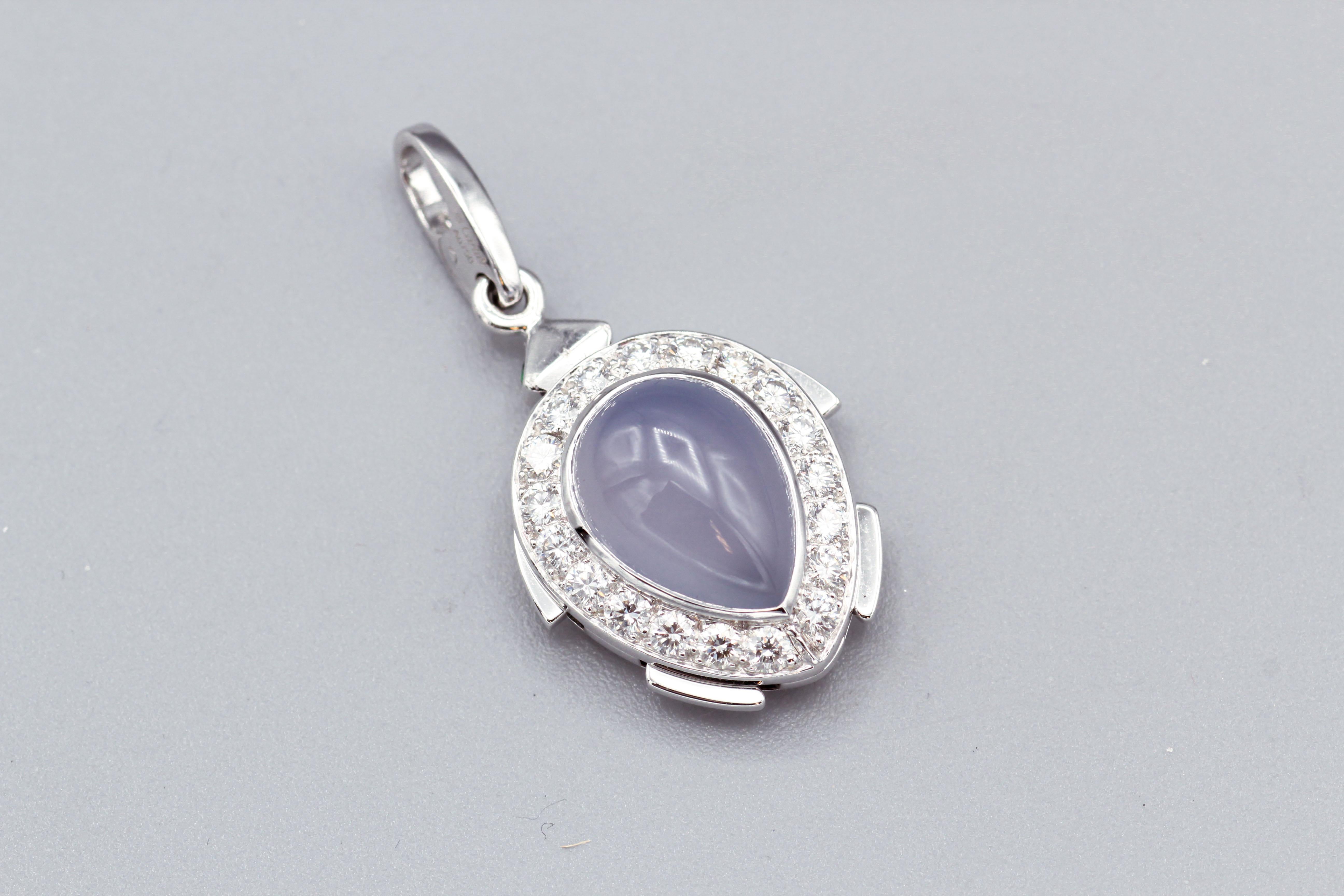 Sehr feine und seltene Diamant, Chalzedon, Smaragd und 18K weiß Schildkröte Charme von Cartier. Sie ist als Schildkröte mit einem witzigen Mechanismus zum Einziehen des Kopfes und der Gliedmaßen gestaltet und mit Diamanten und einem reichhaltigen