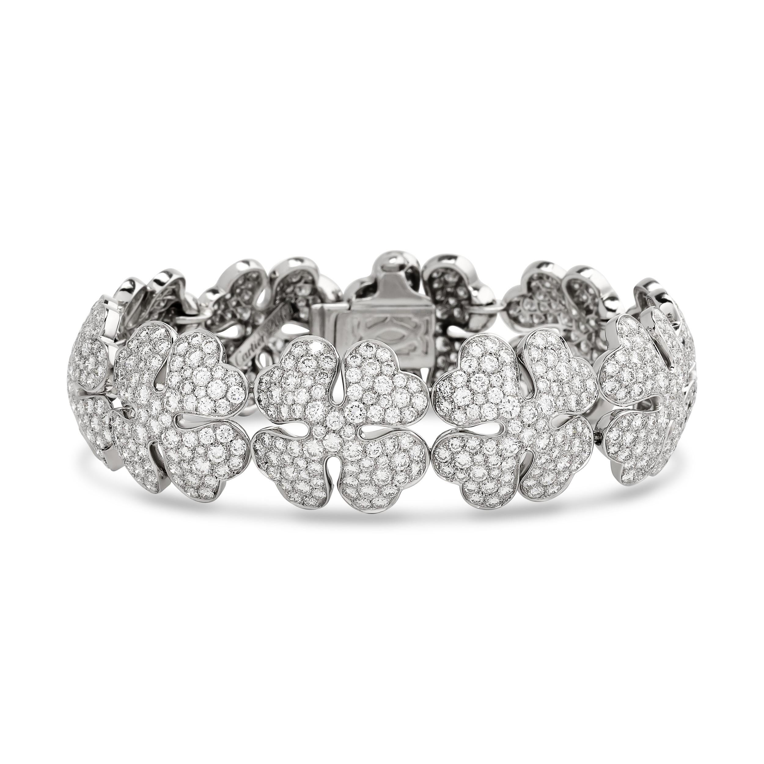 La suite di collane e bracciali con trifoglio di diamanti di Cartier presenta motivi a trifoglio delicatamente lavorati con diamanti abbaglianti, fondendo perfettamente il lusso con la bellezza senza tempo della Nature.

La collana ha circa 54,32