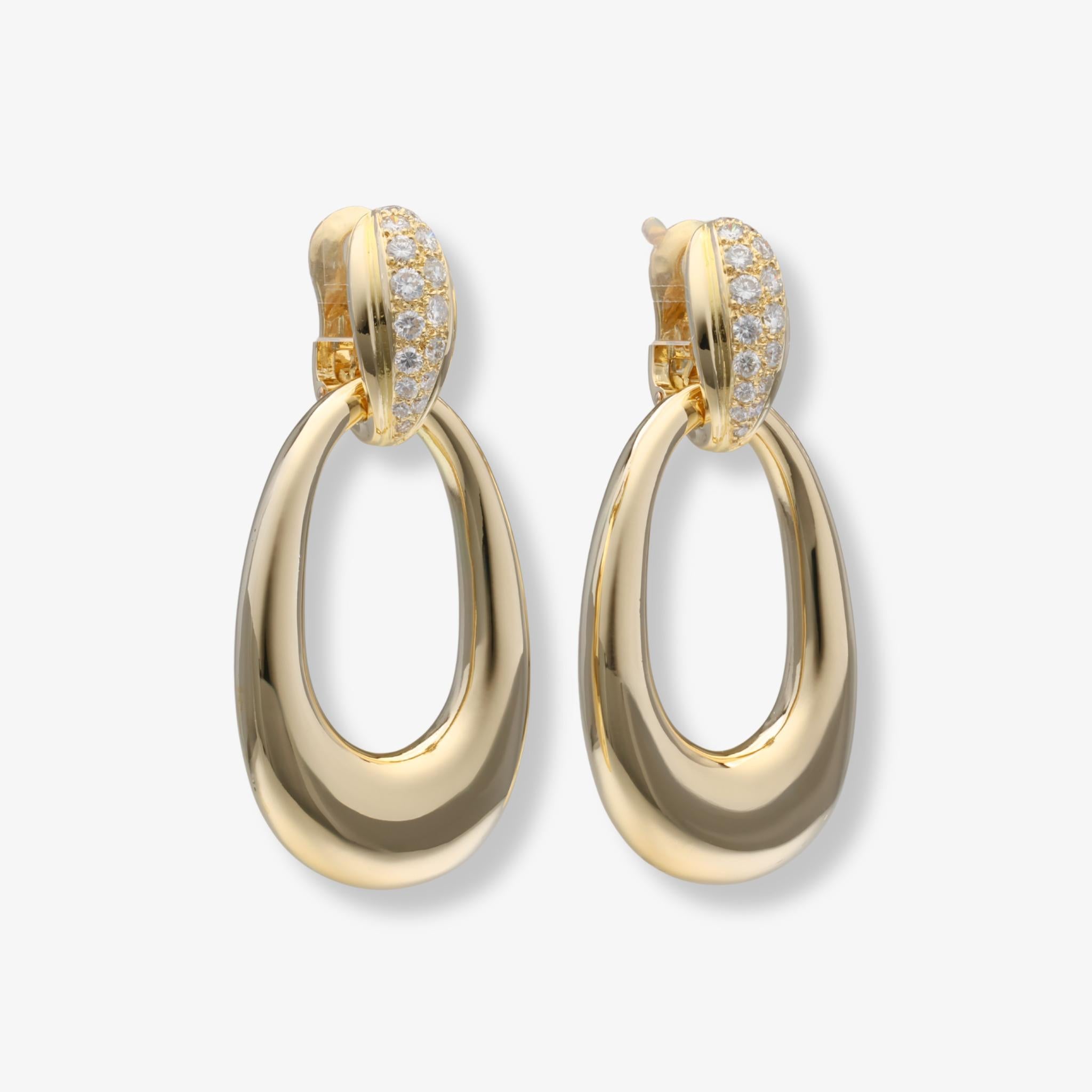 Boucles d'oreilles convertibles de Cartier avec des diamants pavés sur le dessus et des gouttes amovibles en or.

Ces boucles d'oreilles jour-nuit de Cartier présentent un design polyvalent en deux parties : des diamants pavés sur le dessus et des