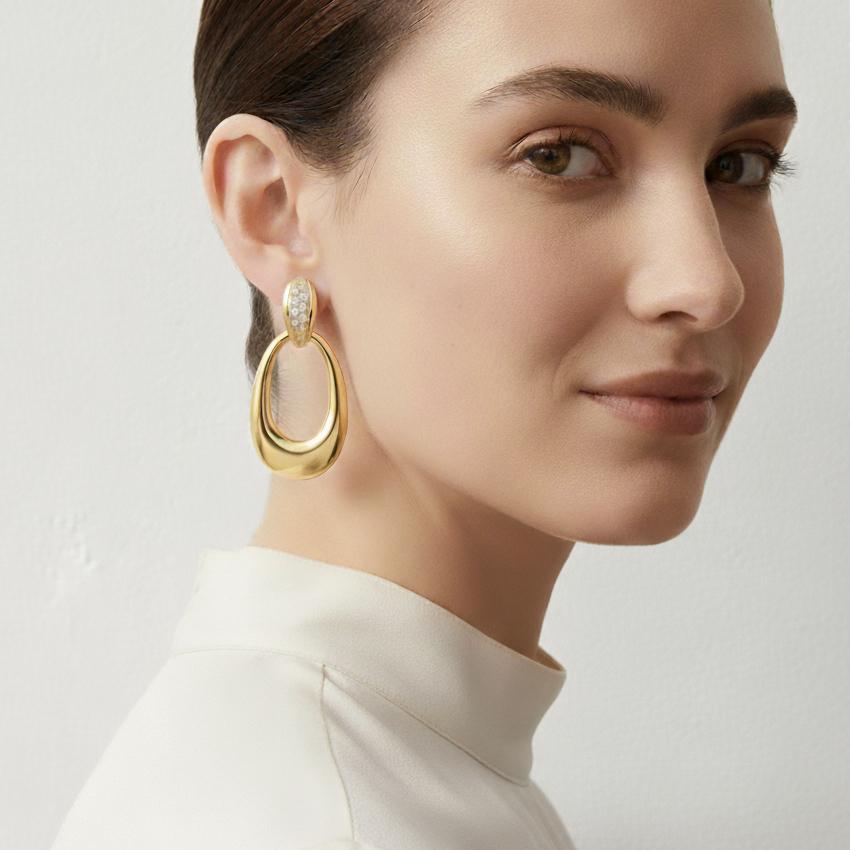 Taille ronde Boucles d'oreilles cabriolet en or jaune 18K avec diamants de Cartier en vente