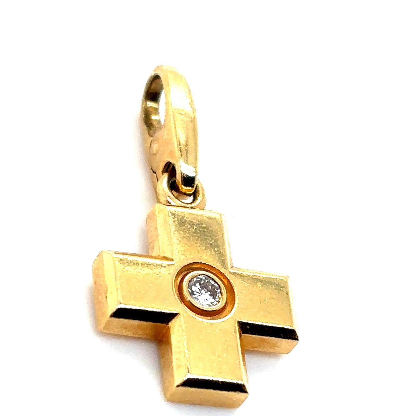 Un charm a forma di croce con diamante di Cartier in oro giallo 18 carati.

Questo dolce ciondolo in oro giallo 18 carati è stato creato da Cartier per la sua collezione di ciondoli per arricchire i bracciali o le collane. 

Con una finitura