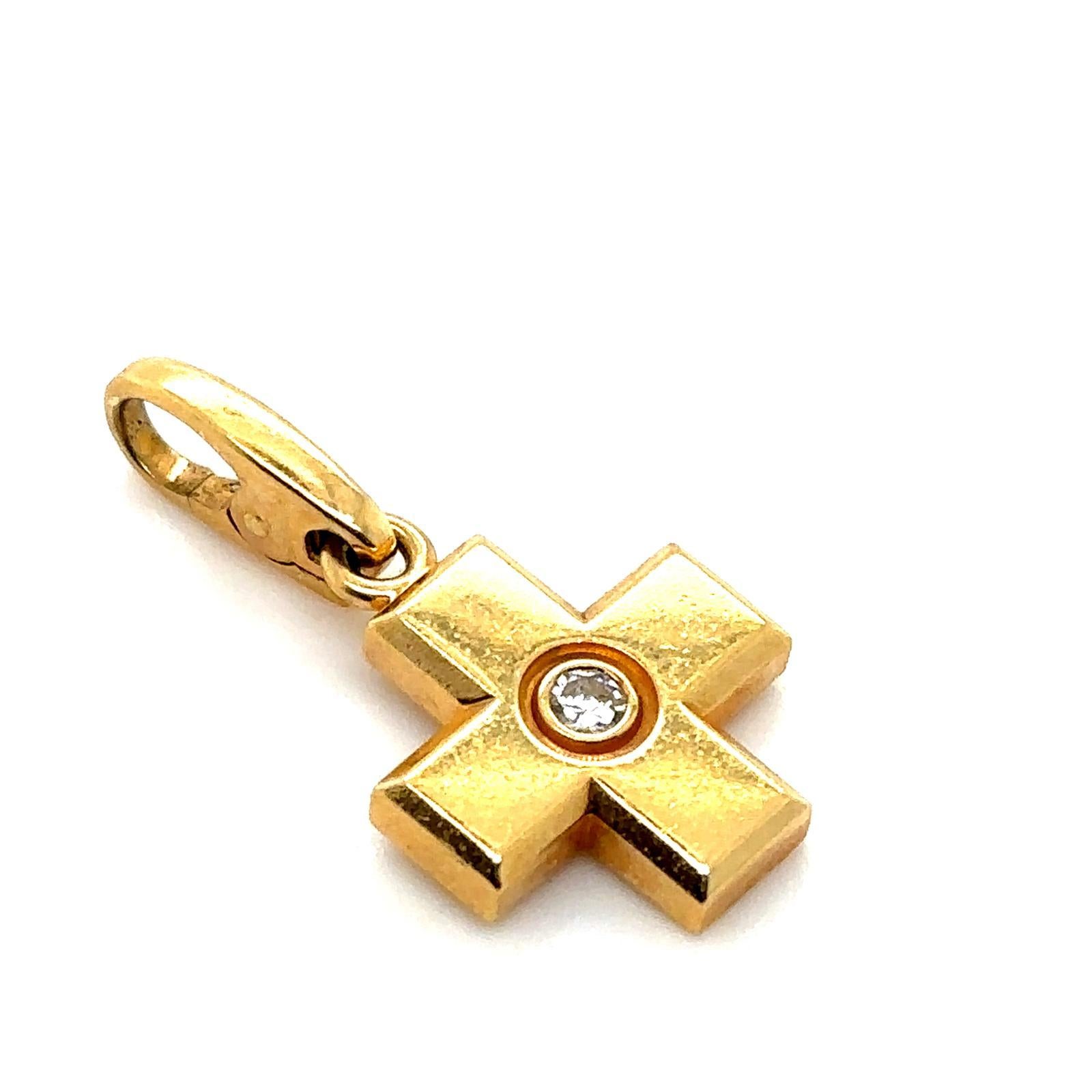 Rétro Cartier Diamante Croce Charm oro giallo 18 carati in vendita