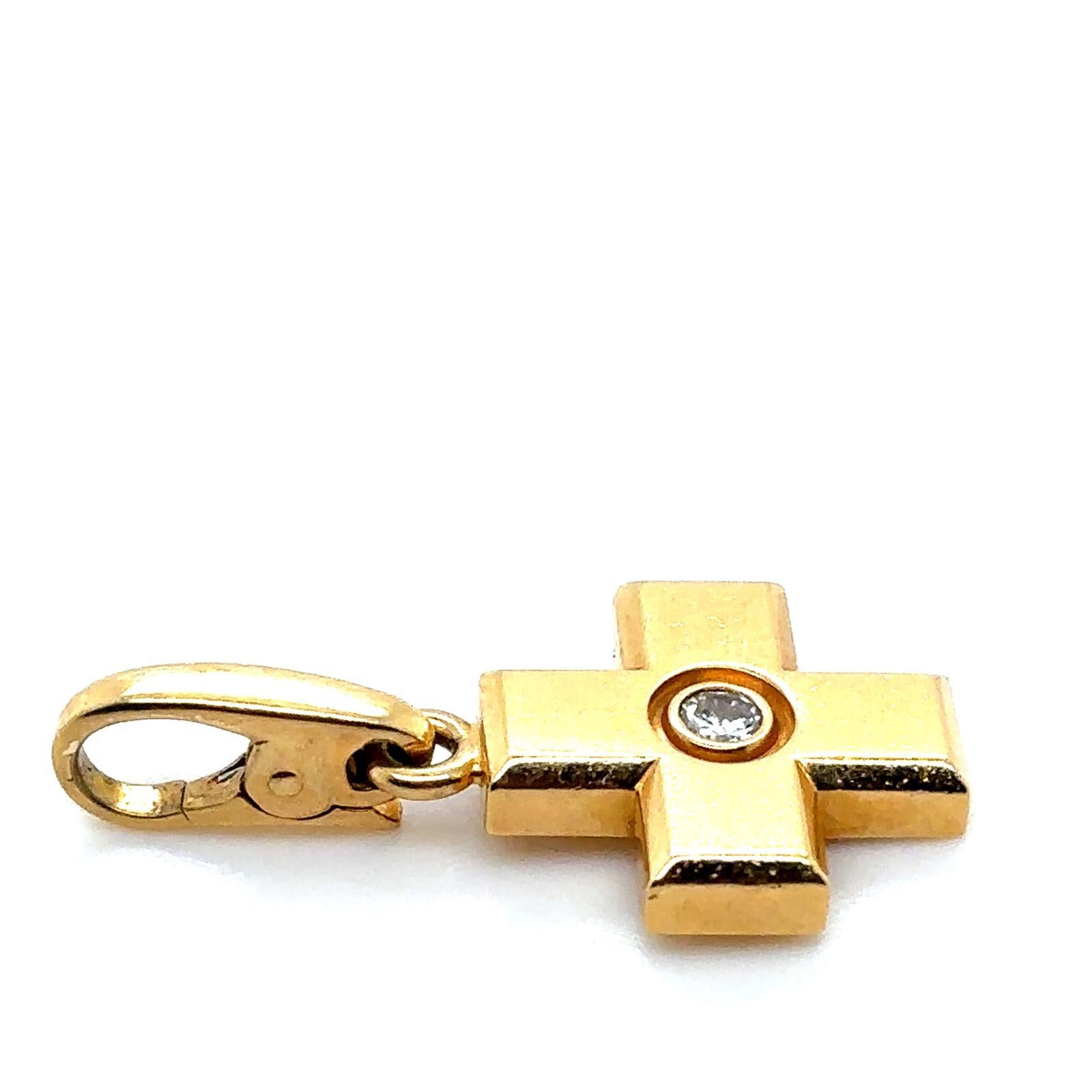 Taglio rotondo Cartier Diamante Croce Charm oro giallo 18 carati in vendita