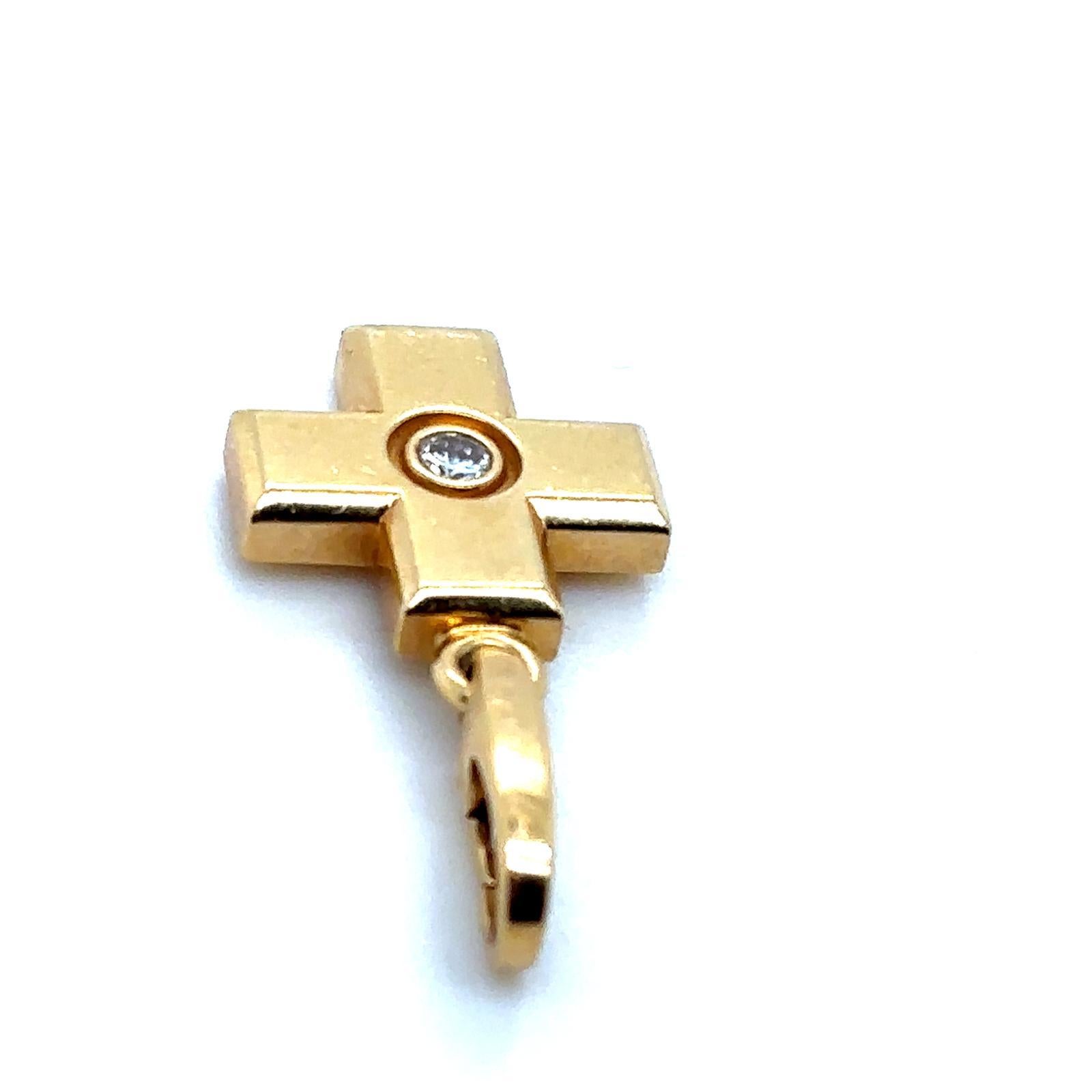 Cartier Diamante Croce Charm oro giallo 18 carati In condizioni buone in vendita a London, GB