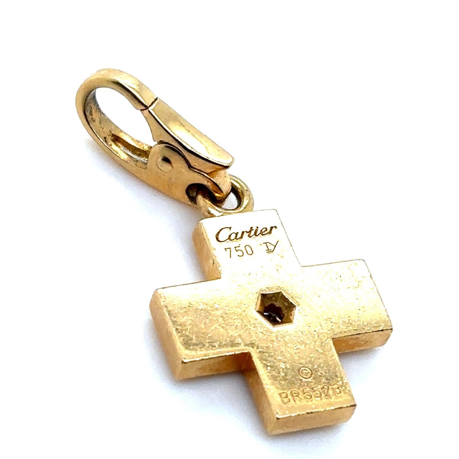 Cartier Diamante Croce Charm oro giallo 18 carati in vendita 1