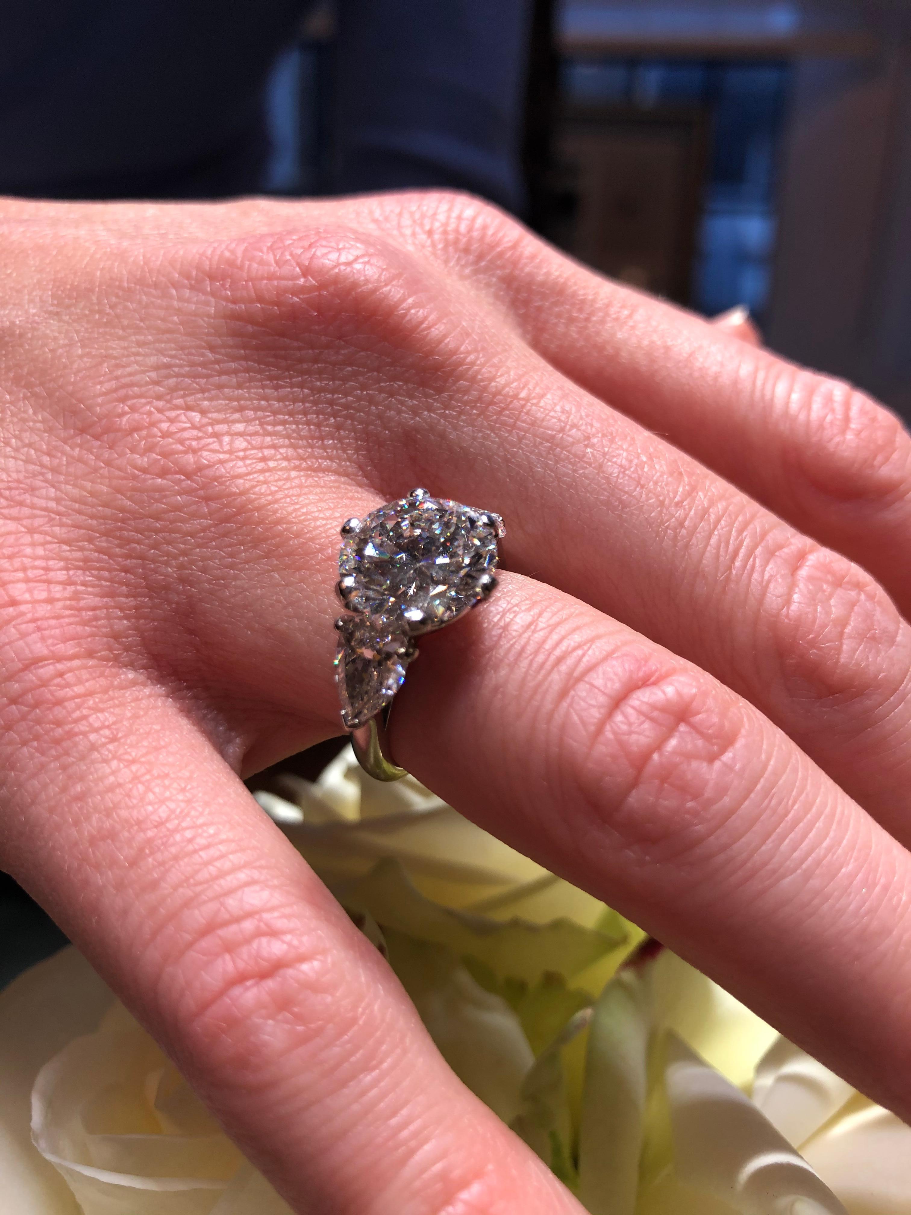 Important Engagement Ring, Signed Cartier circa 1990 for Private Sale For Sale 3