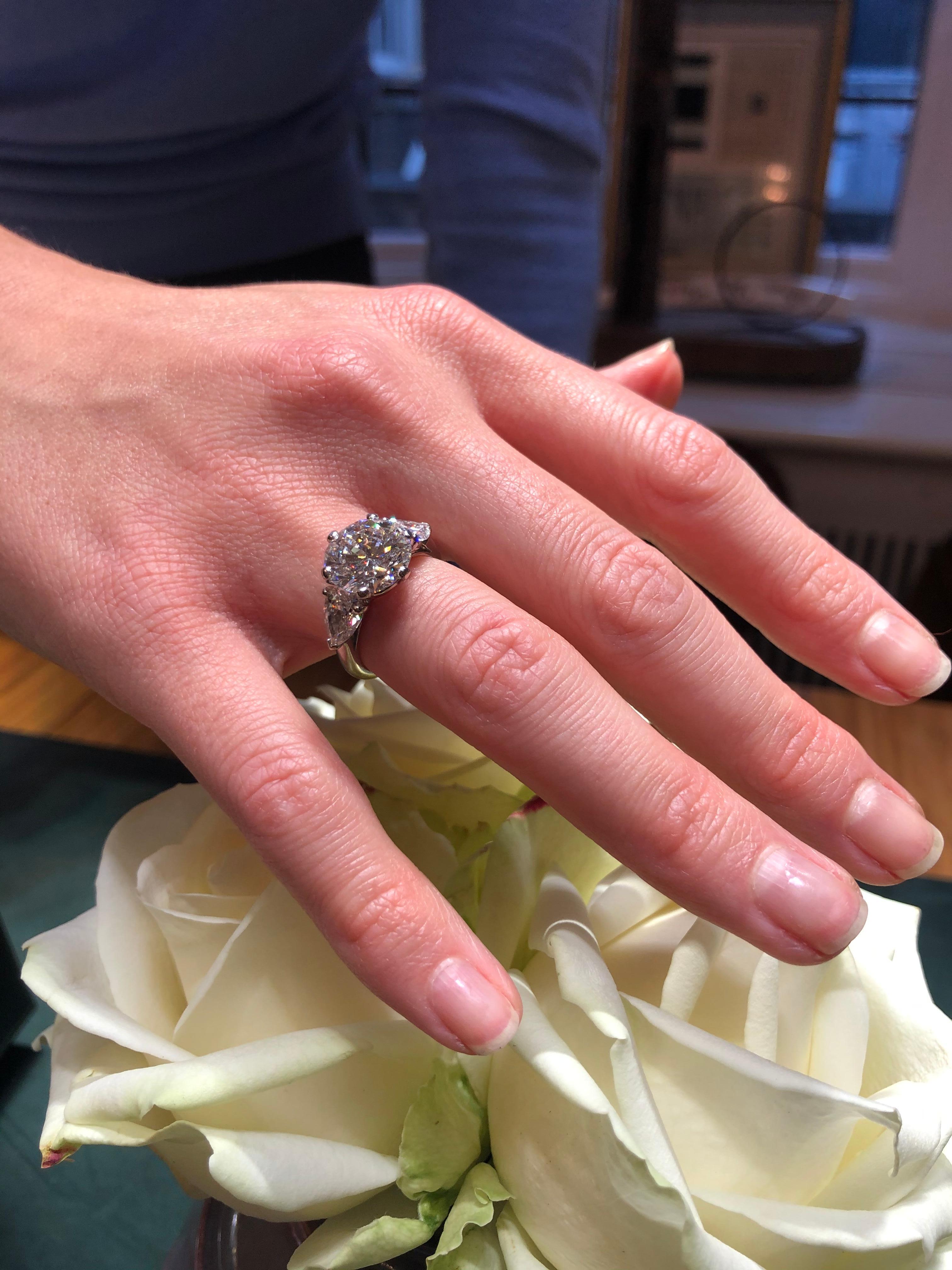 Important Engagement Ring, Signed Cartier circa 1990 for Private Sale For Sale 1