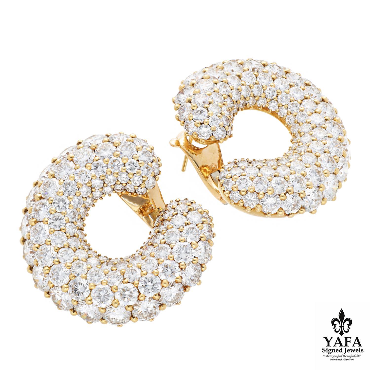 18K Yellow Gold
Approximate Diamond Weight - 40 CTS
Outside Diameter - 3.7 CM
Circa - 1980's
French Assay Marks
Signed - Cartier
