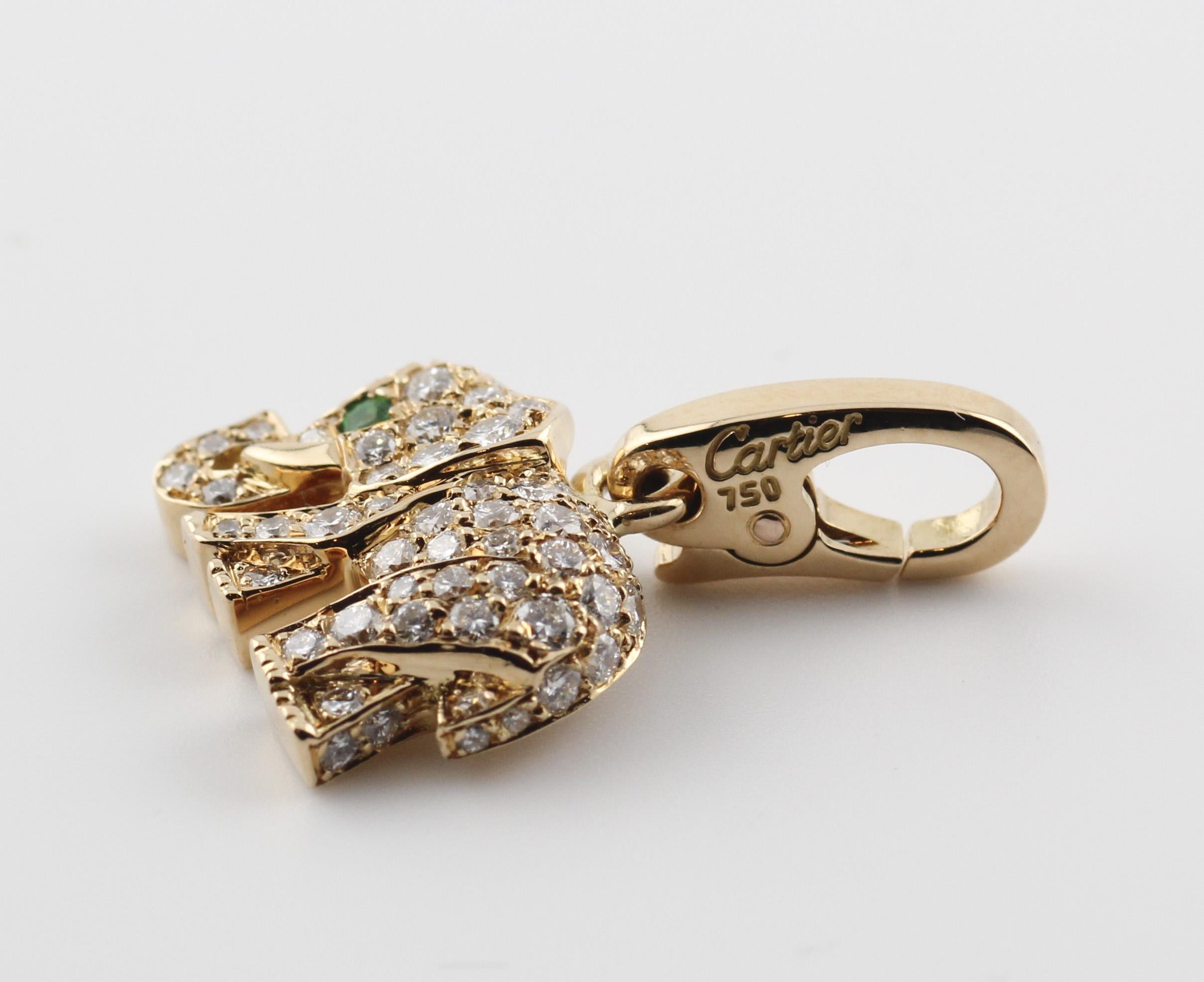 Fangen Sie die Mystik und Majestät des Tierreichs ein mit dem Cartier Diamond Emerald 18 Karat Gelbgold Elephant Charm, einem bezaubernden Symbol für Stärke, Weisheit und Opulenz. Dieser exquisite Charme verbindet die legendäre Handwerkskunst von