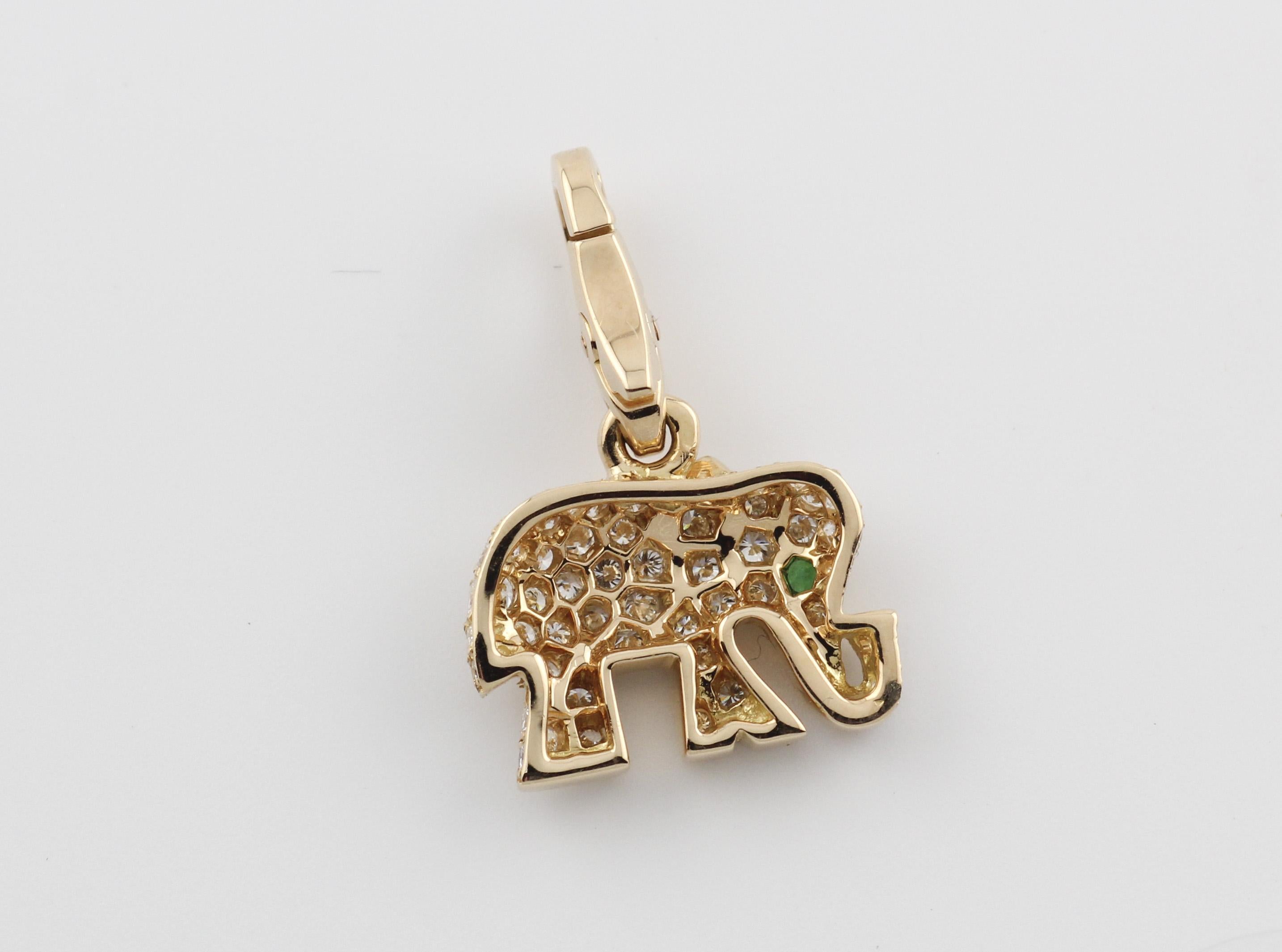 Cartier 18 Karat Gelbgold Elefanten-Charm-Anhänger mit Diamant und Smaragd (Brillantschliff) im Angebot