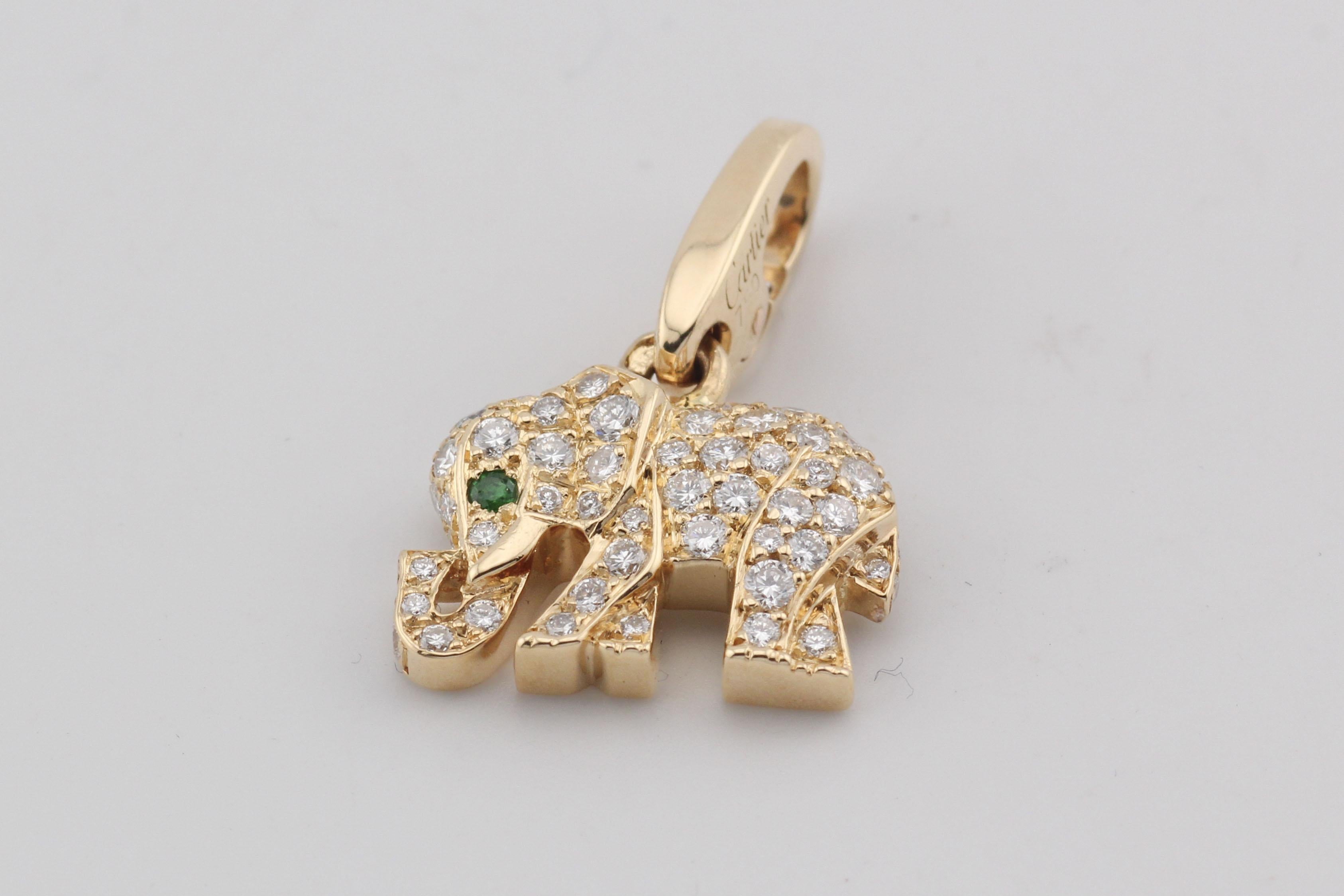 Taille brillant Pendentif éléphant en or jaune 18 carats avec diamant et émeraude Cartier en vente