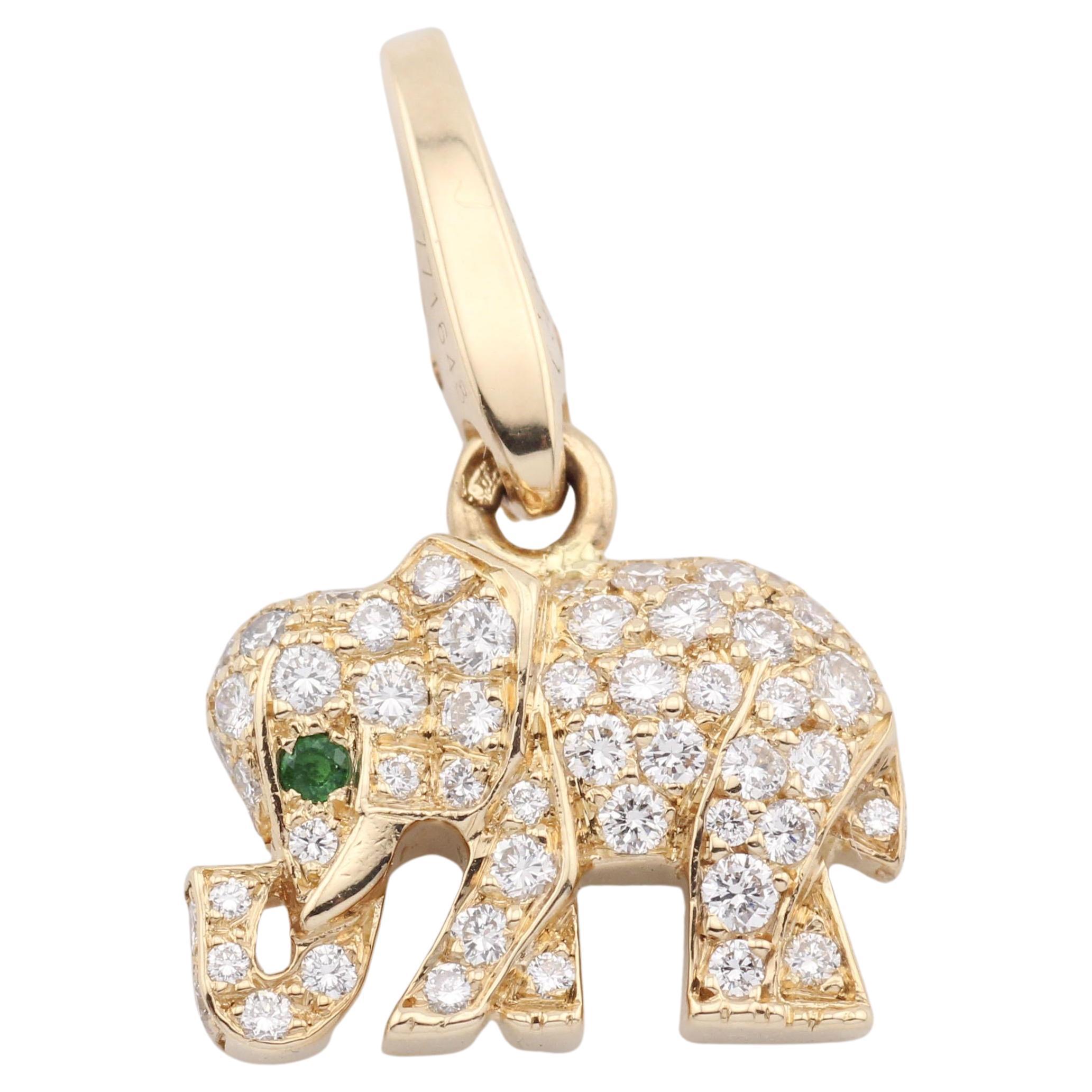 Pendentif éléphant en or jaune 18 carats avec diamant et émeraude Cartier