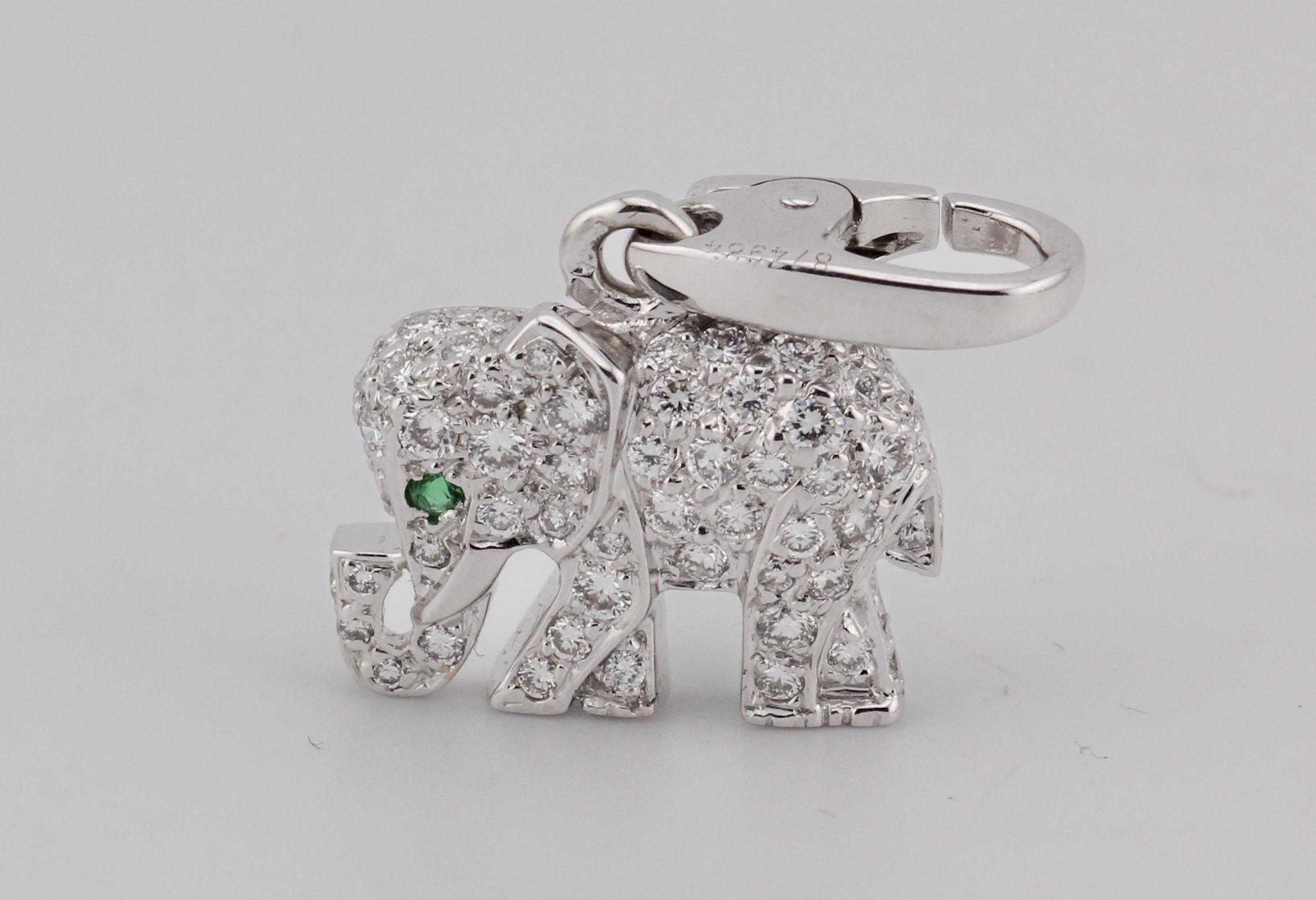 Evoca la majestuosidad del reino animal y el encanto de la alta joyería con el Colgante Elefante de Oro Blanco de 18 Kilates con Diamantes Esmeralda de Cartier. Este encantador amuleto muestra la legendaria artesanía de Cartier, uniendo materiales