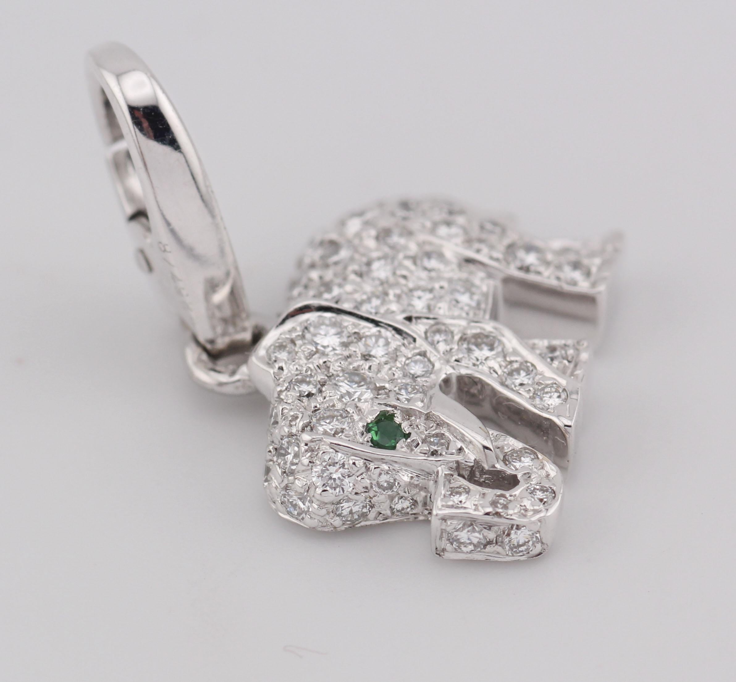 Colgante de oro blanco de 18 quilates con diamante y esmeralda de Cartier con forma de elefante en venta 2