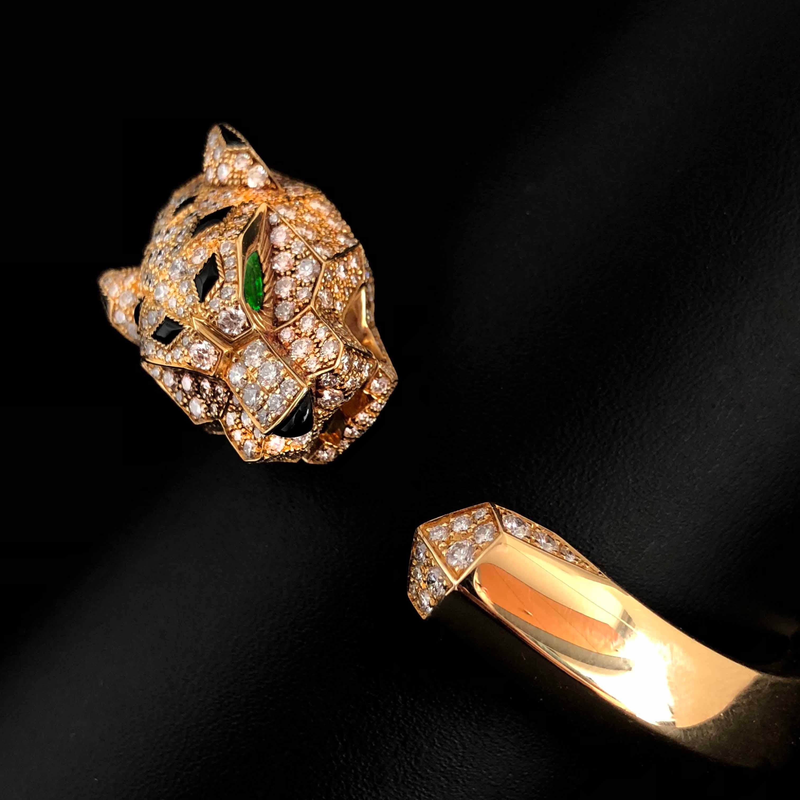 Cartier Diamond Emerald and Onyx Panthere 18 Karat Yellow Gold Bangle Bracelet In Excellent Condition In Idar-Oberstein, DE