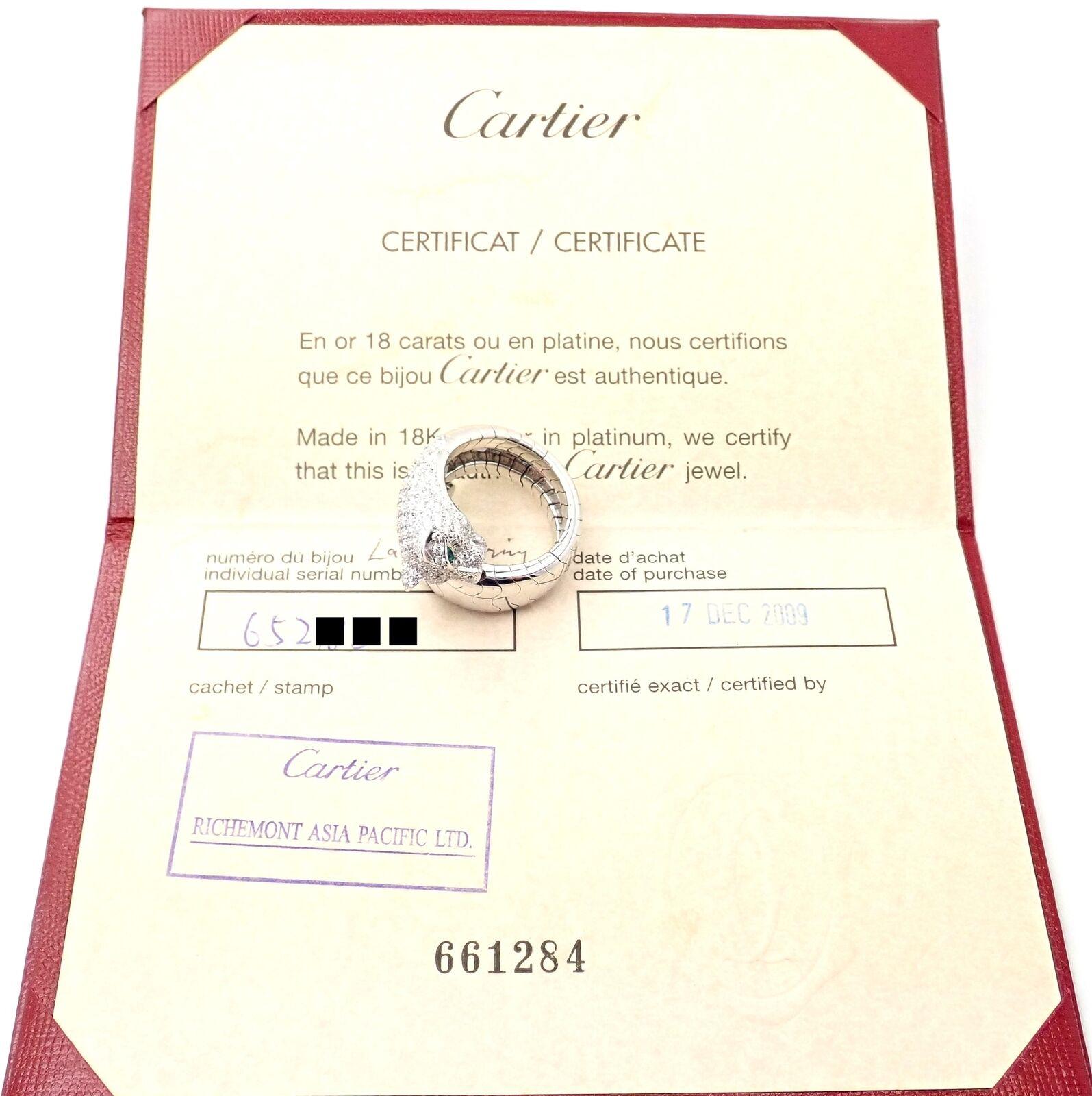 Taille brillant Cartier, bague panthère en or blanc, diamant, émeraude et onyx en vente