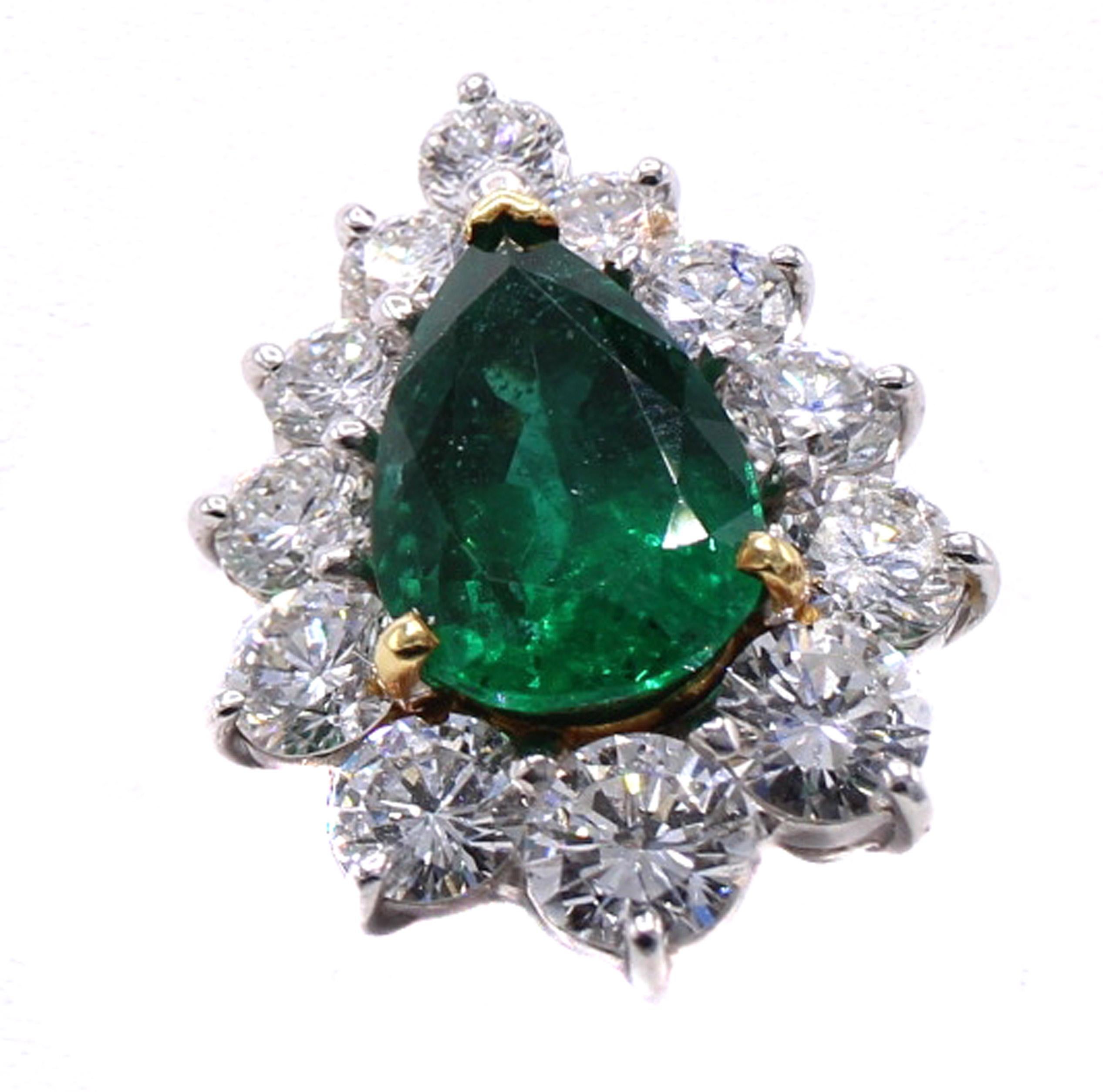 1970er Jahre Platin-Diamant-Riviera-Halskette in V-Form mit Smaragd-Diamant-Anhänger. Das ungefähre Gesamtgewicht der Diamanten beträgt 15 Karat und das des birnenförmigen Smaragds etwa 2,60 Karat. Der Anhänger kann sein  kann von der Kette