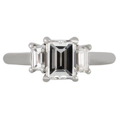 Diamantring mit Solitär flankiert, von Cartier, um 1960.