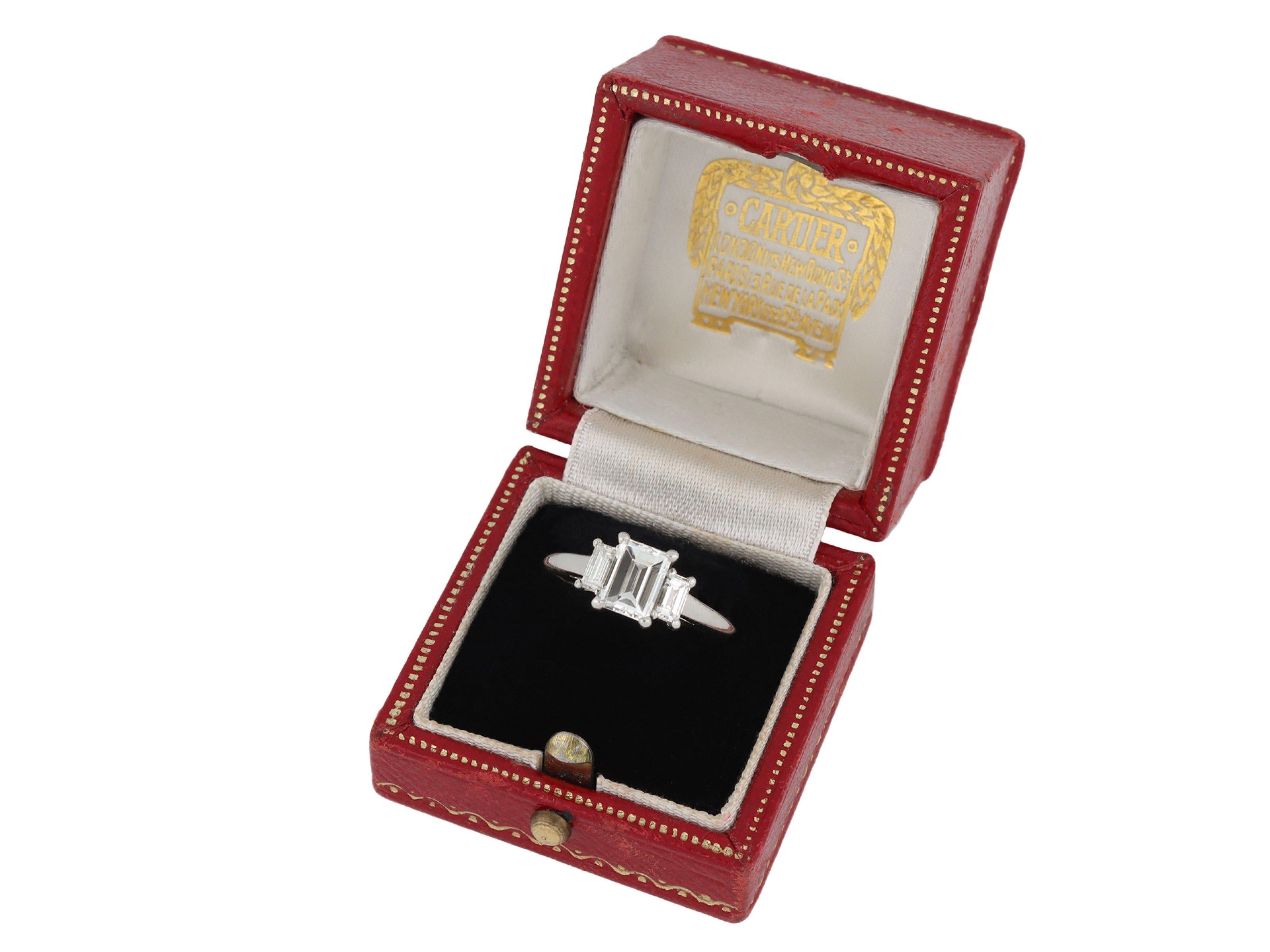 Bague solitaire flanquée de diamants de Cartier, vers 1960 en vente 2