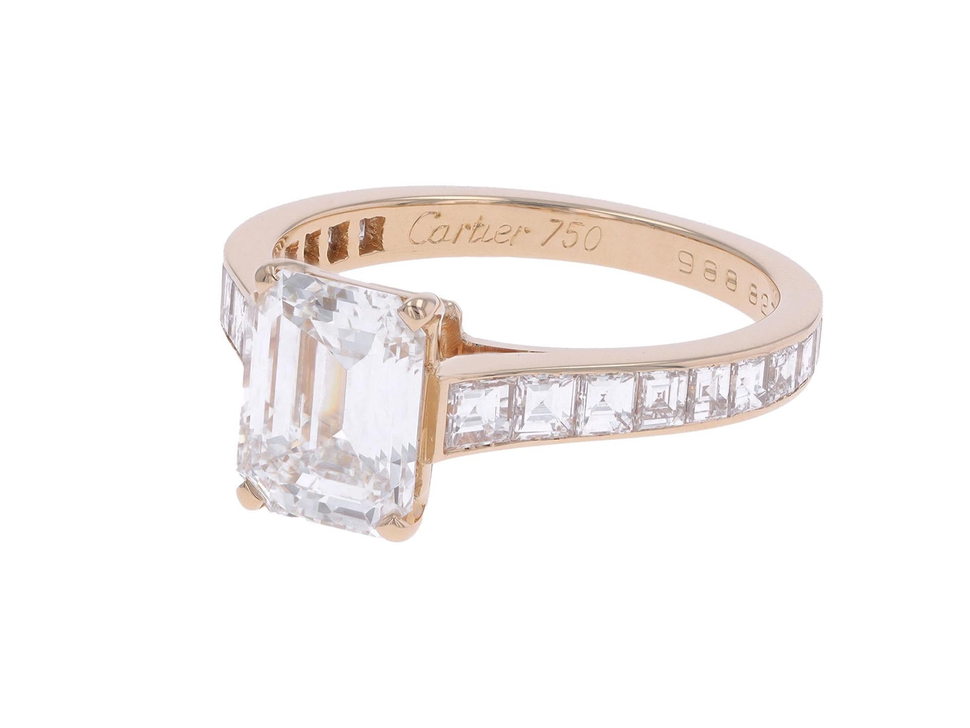 Modern Cartier diamond flanked solitaire ring, French. For Sale