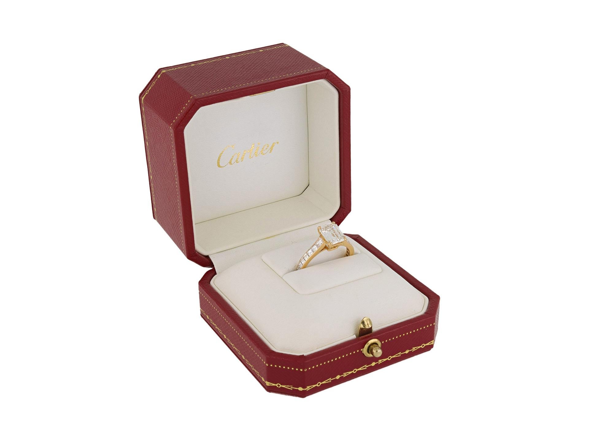 Anillo solitario Cartier flanqueado de diamantes, francés. en Excelente estado para la venta en London, GB