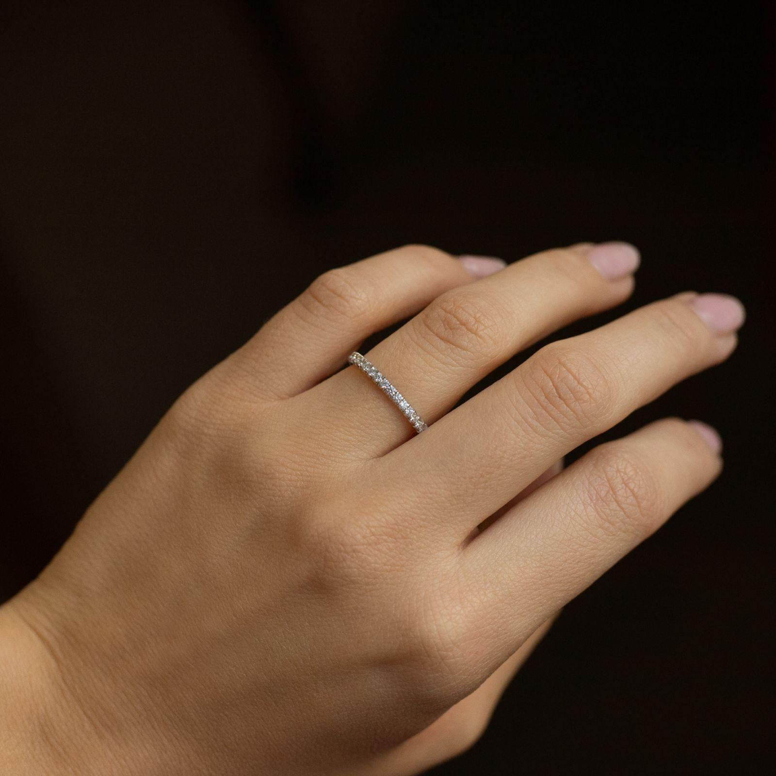 Anello dell'eternità completo con diamanti incastonati di Cartier in oro bianco 18 carati

Questa fascia per l'eternità completa è incastonata con un'unica fila di diamanti rotondi taglio brillante.

I diamanti sono incastonati a griffe in una