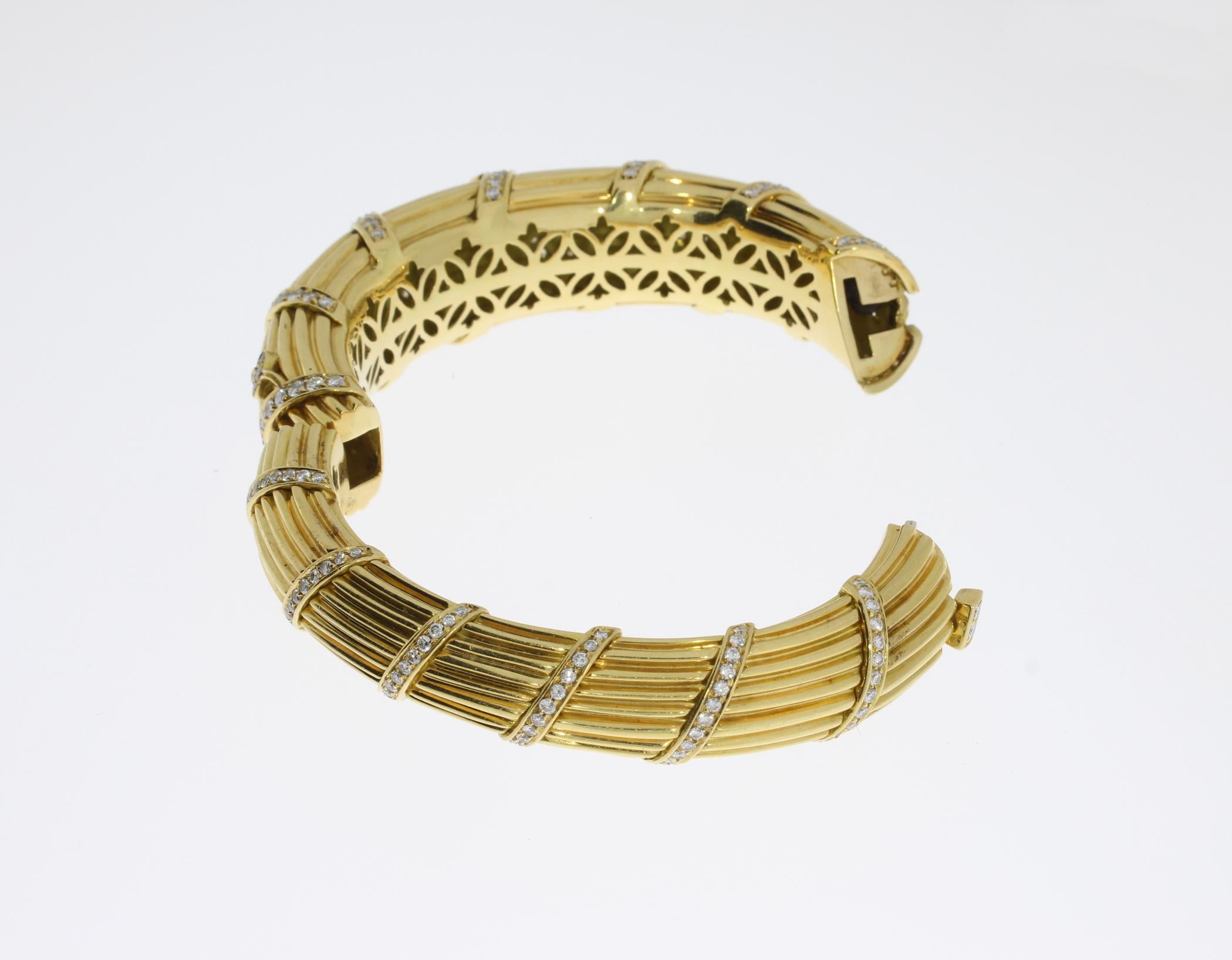 Cartier Diamond Gold Bangle Bracelet In Excellent Condition For Sale In Berlin, DE