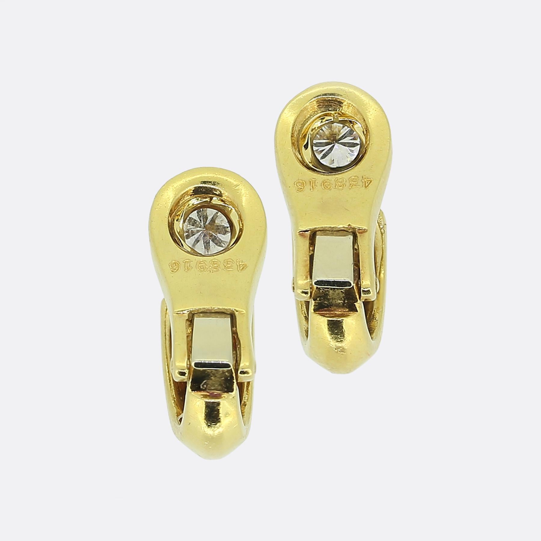 Voici une paire de boucles d'oreilles demi-coeur chic et élégante de la maison de joaillerie de luxe de renommée mondiale Cartier. Fabriquées en or jaune 18ct, ces pièces vintage identiques présentent un design lisse et incurvé avec un seul diamant