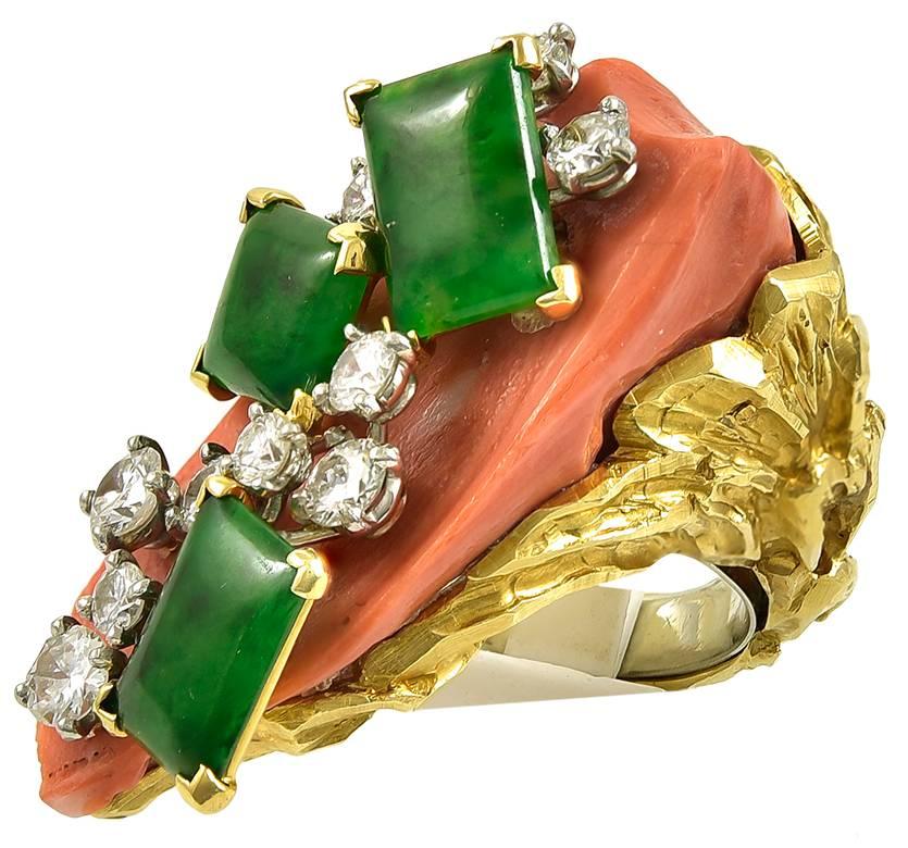 bague en or jaune 18k et platine, sertie de 3 jades de forme rectangulaire et carrée, diamants et corail, signée Cartier, Paris.
Circa 1970
Bague taille 6 avec la protection intérieure