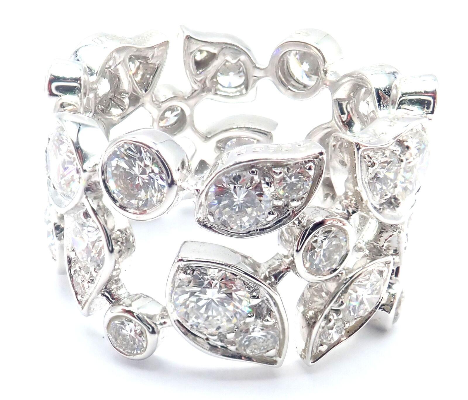 Hoja de diamante de oro blanco de 18k  Anillo de banda ancha de Cartier. 
El Anillo ancho Hoja de Diamantes Cartier de Oro Blanco de 18 quilates, talla 53, muestra un elegante diseño de hoja incrustado con brillantes diamantes. 
Este lujoso anillo
