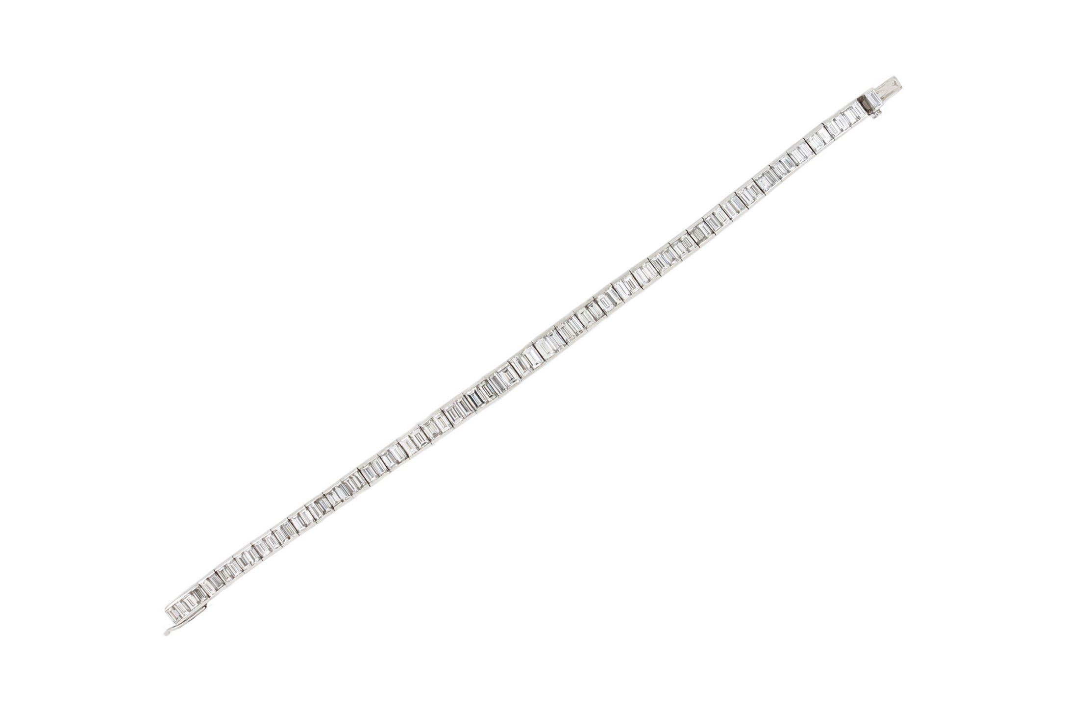 Bracelet ligne de diamants de Cartier. Serti de soixante-quinze diamants rectangulaires de taille baguette en serti clos d'un poids total approximatif de 12,50 carats, sur un bracelet magnifiquement articulé et gradué, aux bords lisses et au serti