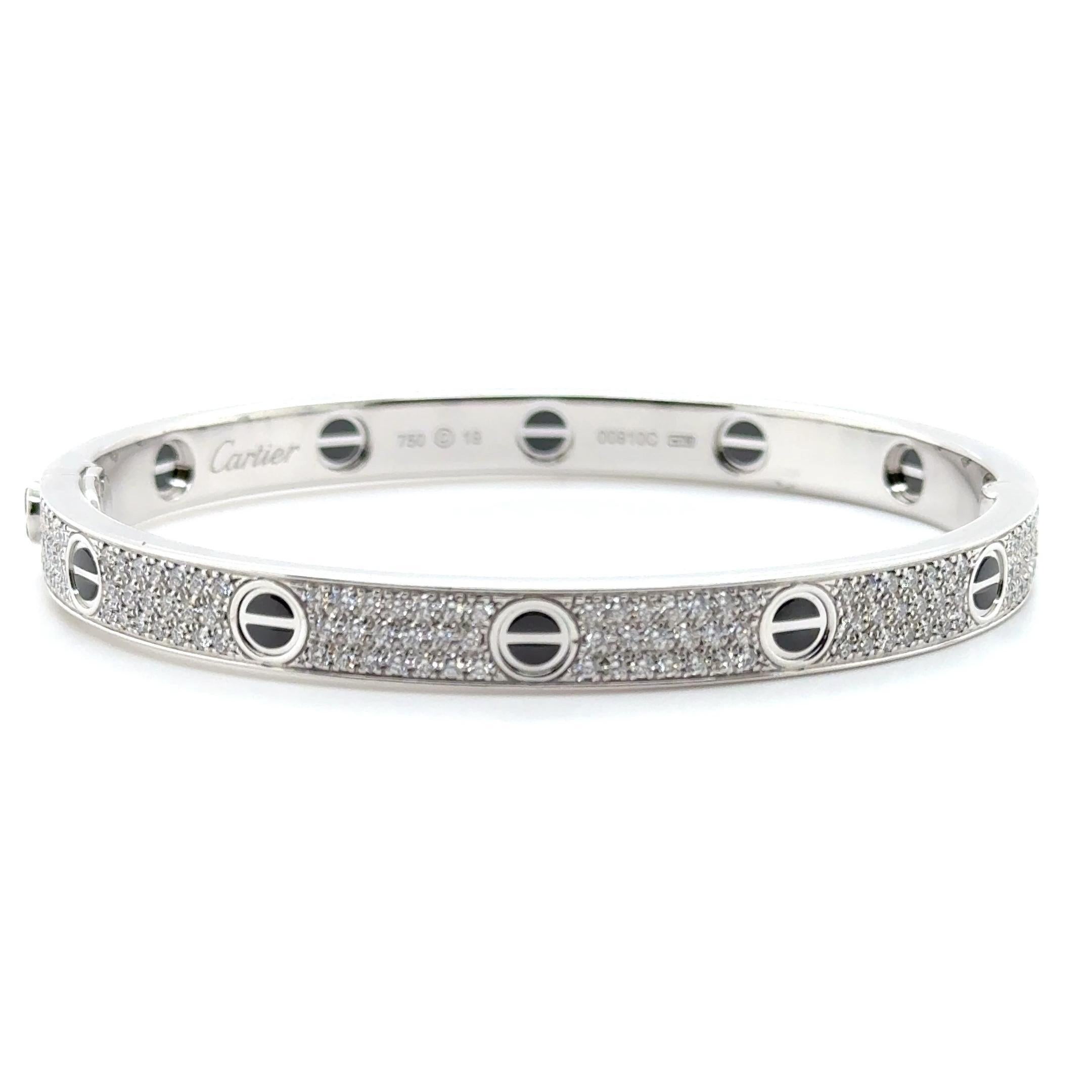 Original brazalete / pulsera Cartier Love mediana con diamantes engastados de fábrica y tornillos de cerámica negra.
240 diamantes brillantes redondos, aproximadamente 2,40 quilates. Color aproximado E/F y claridad VVS.
Fabricado en Francia, oro